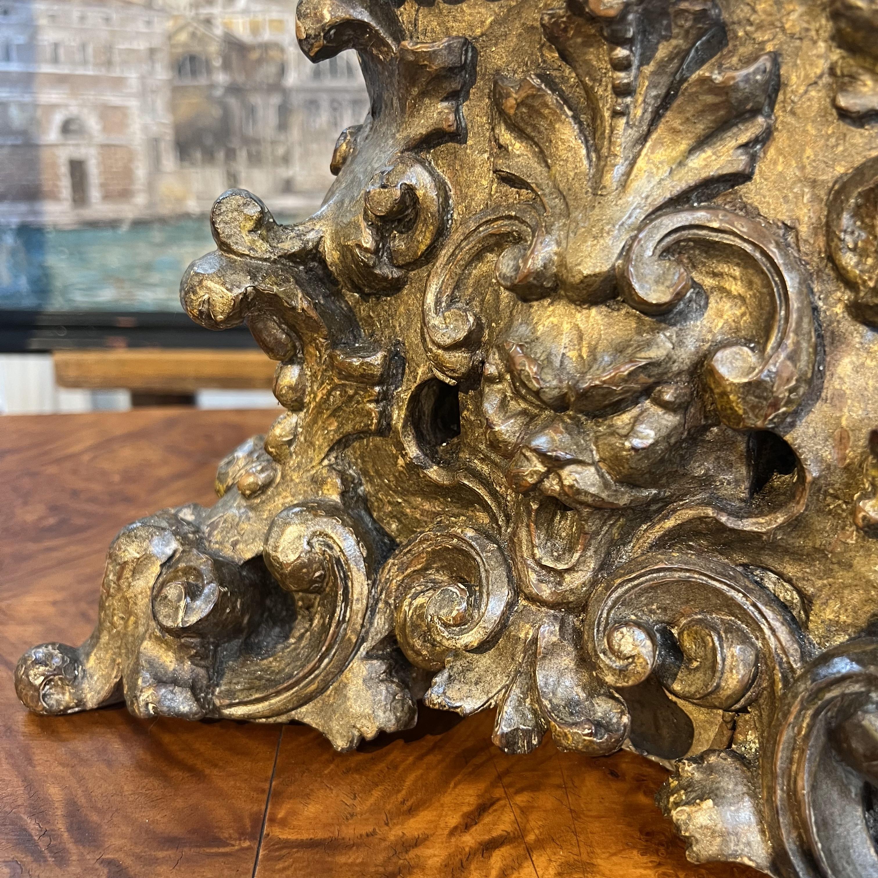 Candélabre italien ancien du 17ème siècle en bois sculpté à la main sur une base de la Renaissance.  en vente 9