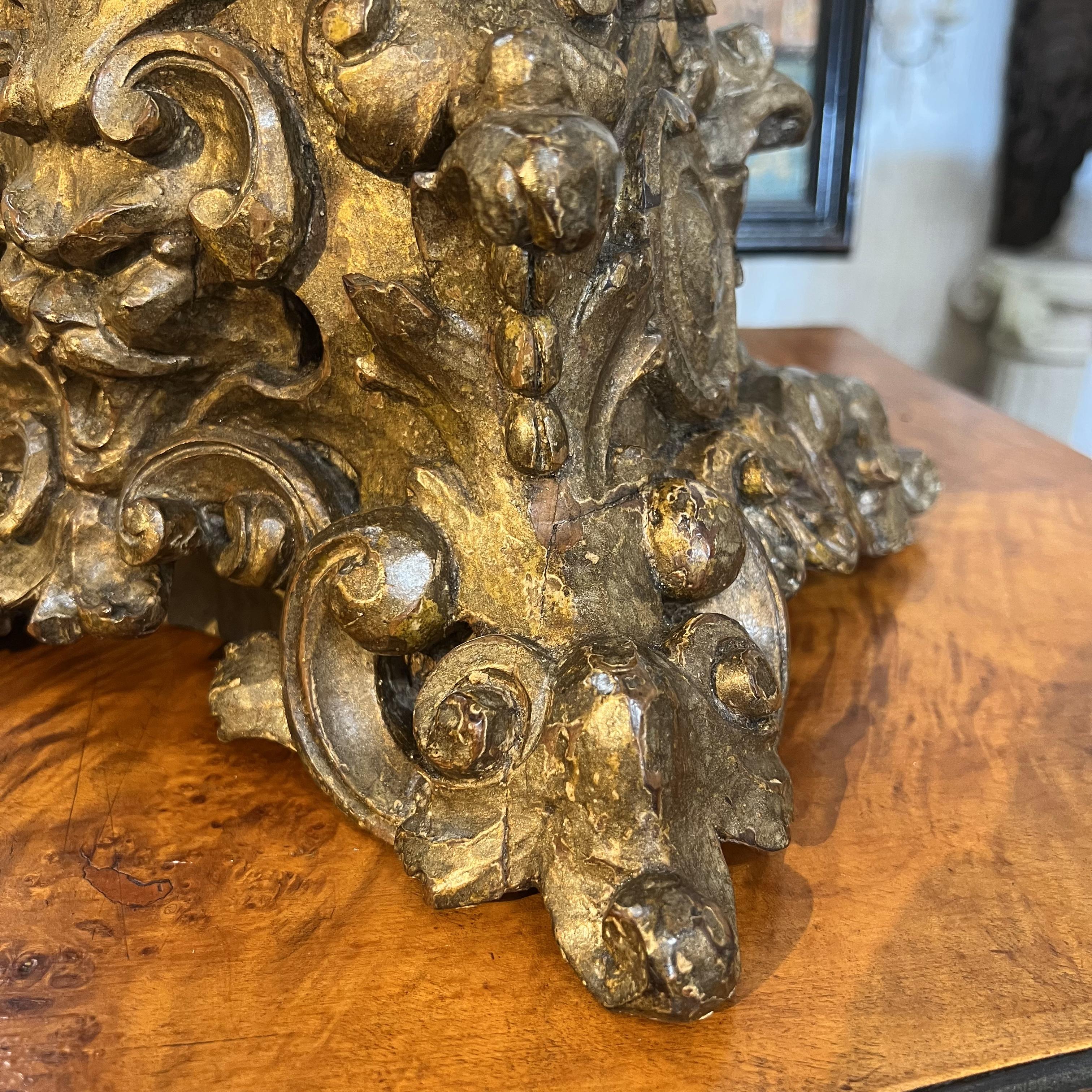 Candélabre italien ancien du 17ème siècle en bois sculpté à la main sur une base de la Renaissance.  en vente 10