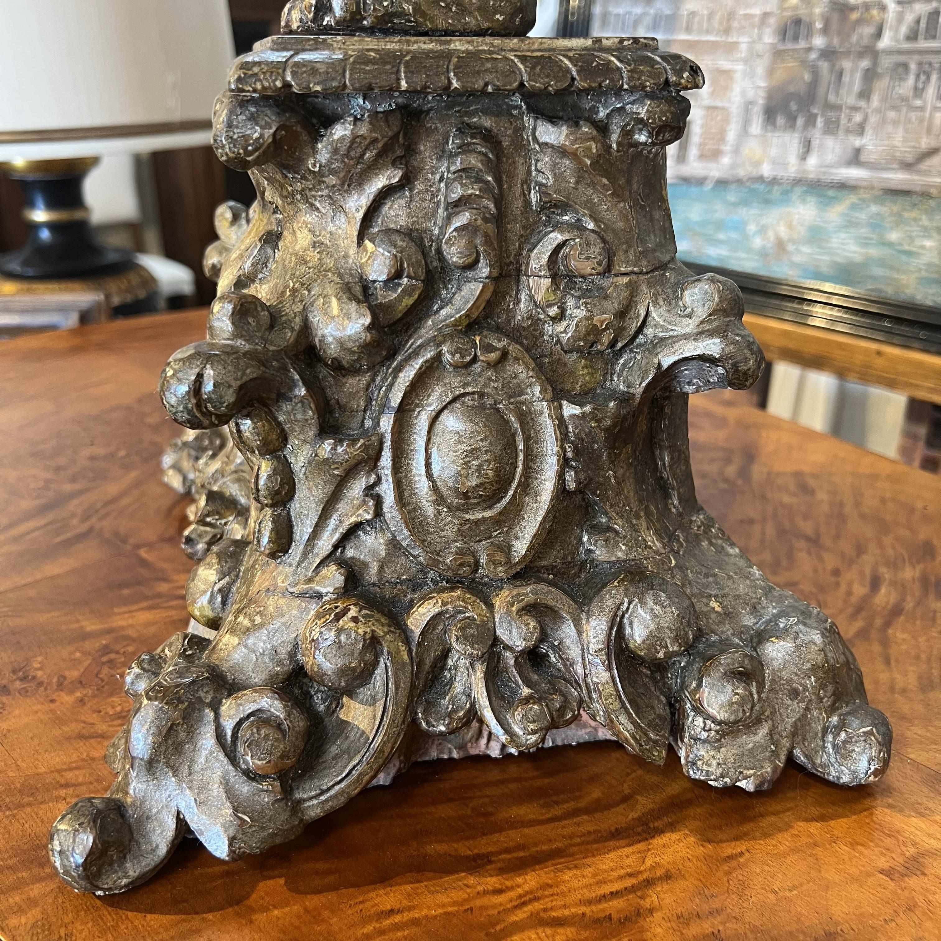 Candélabre italien ancien du 17ème siècle en bois sculpté à la main sur une base de la Renaissance.  en vente 11