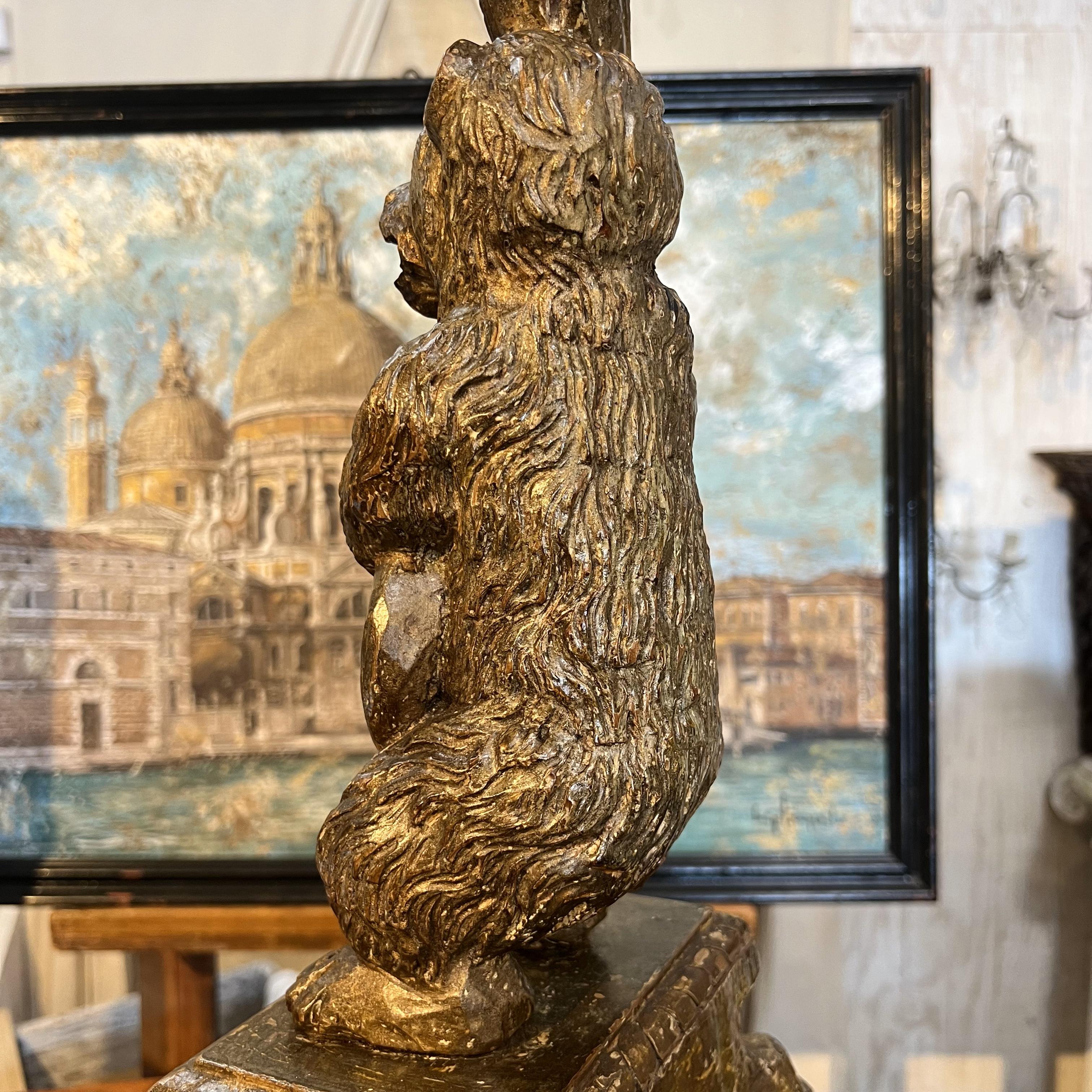 Candélabre italien ancien du 17ème siècle en bois sculpté à la main sur une base de la Renaissance.  en vente 12