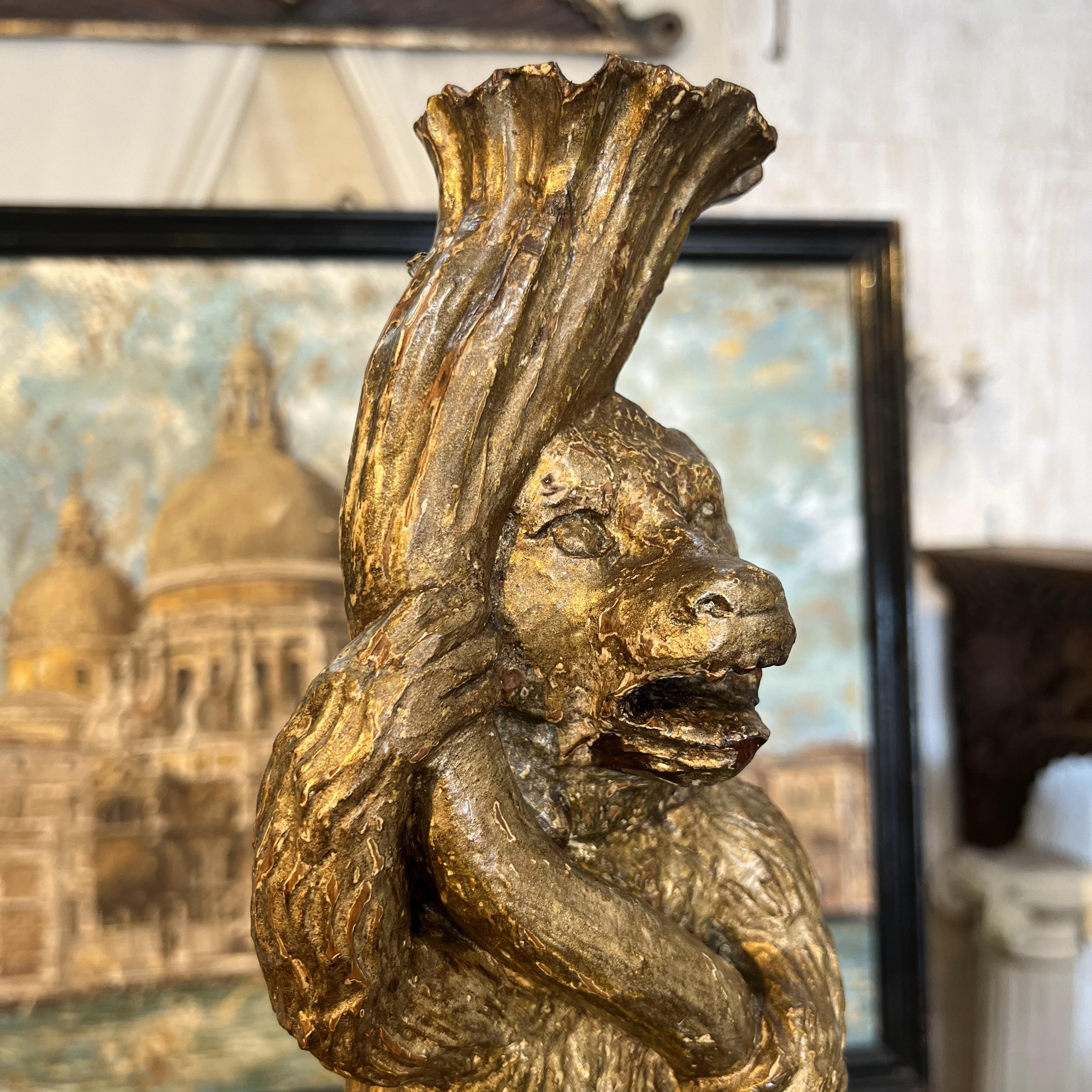 Candélabre italien ancien du 17ème siècle en bois sculpté à la main sur une base de la Renaissance.  en vente 13