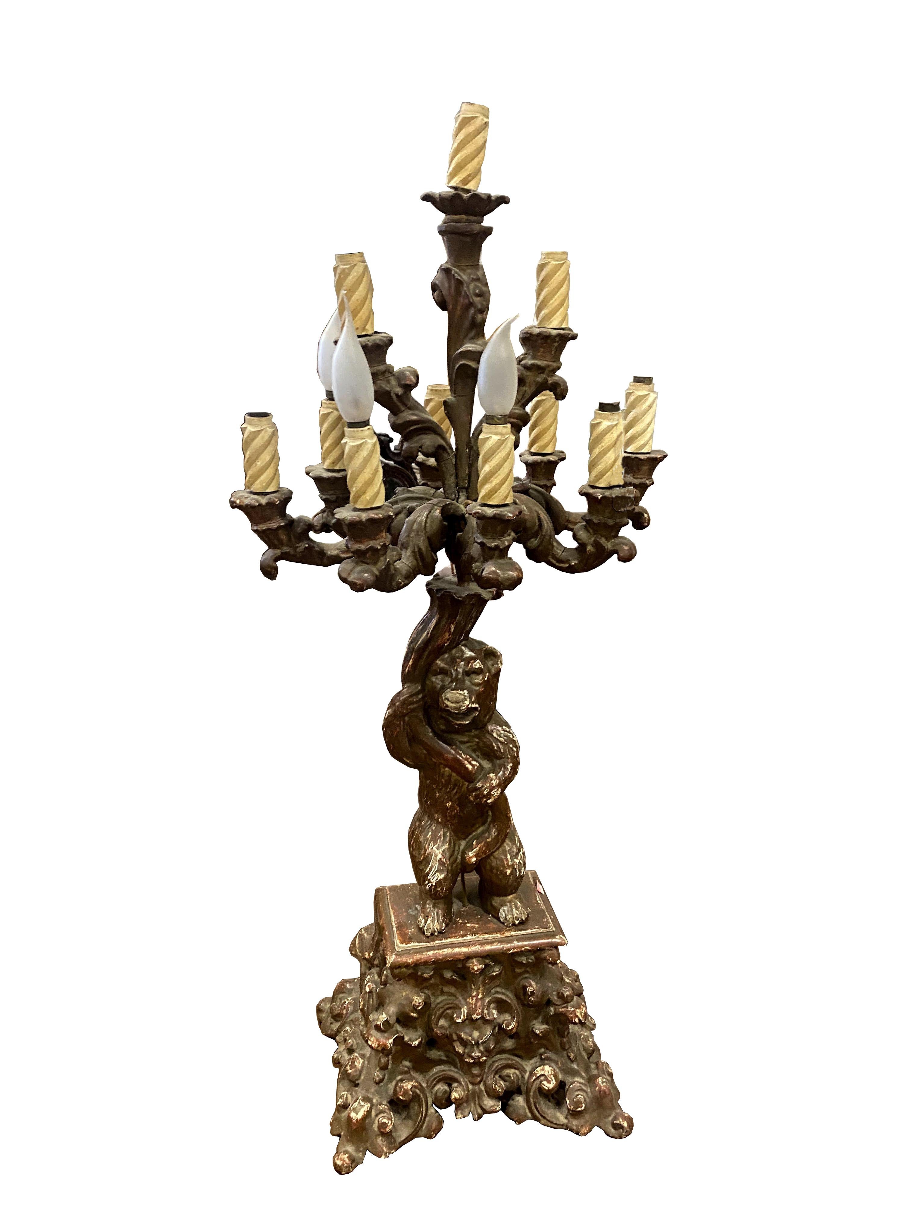 Candélabre italien ancien du 17ème siècle en bois sculpté à la main sur une base de la Renaissance. en vente 14