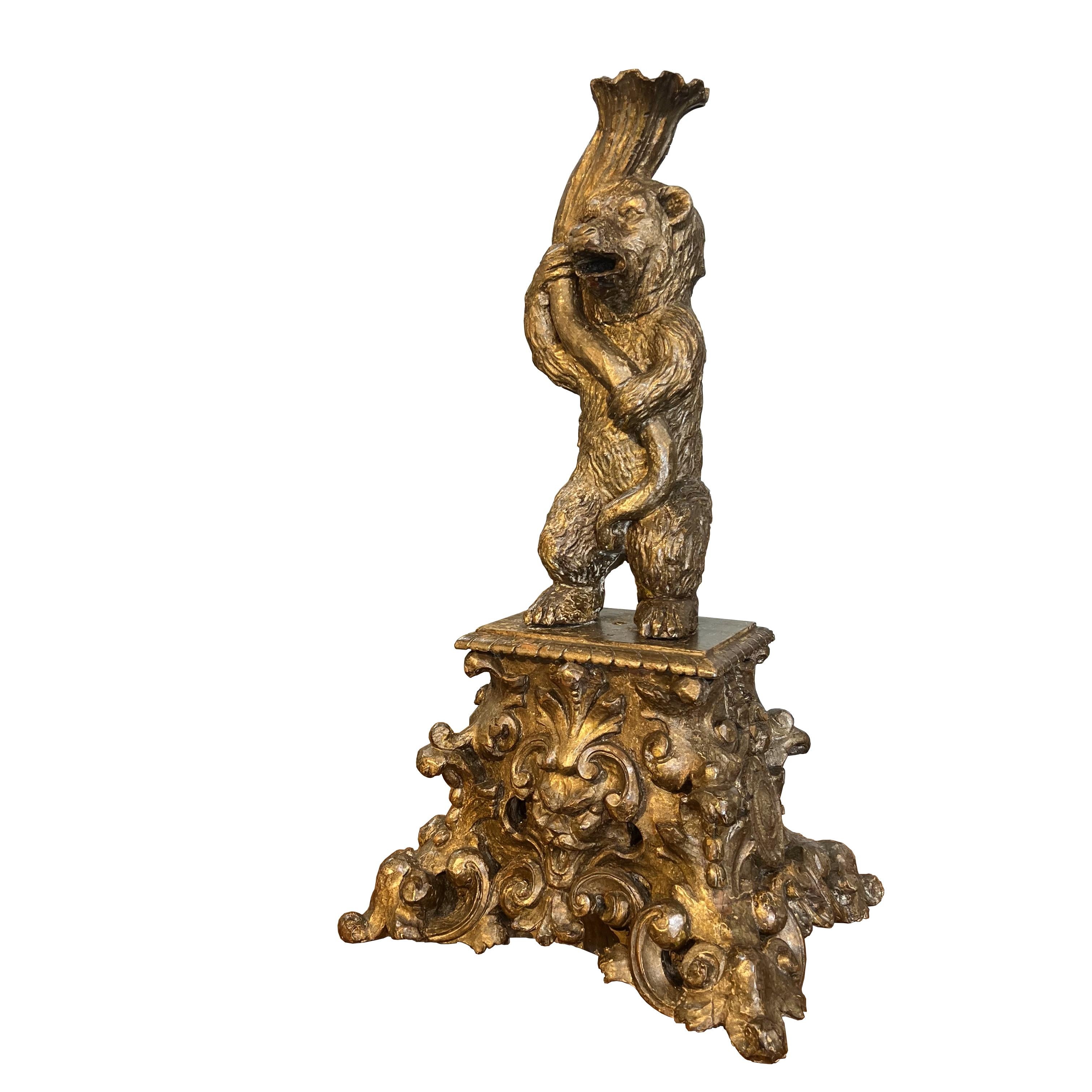 Chandelier italien ancien du 17e siècle en bois doré et sculpté à la main avec un ours 