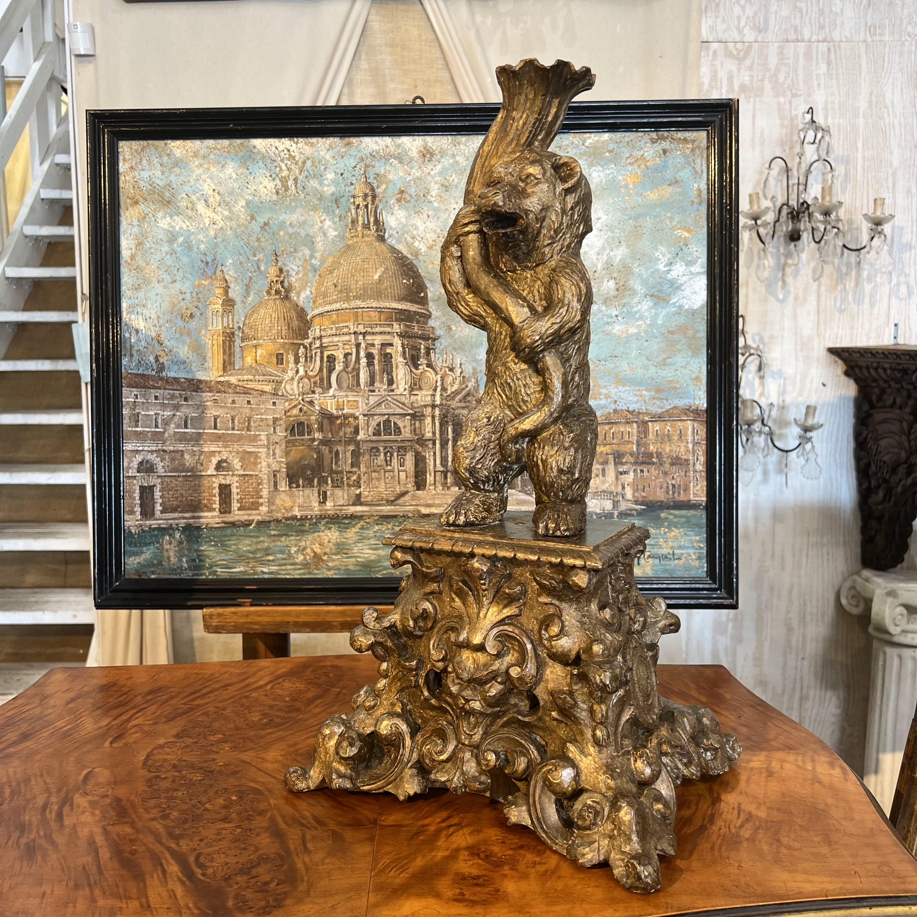 Sculpté à la main Candélabre italien ancien du 17ème siècle en bois sculpté à la main sur une base de la Renaissance.  en vente