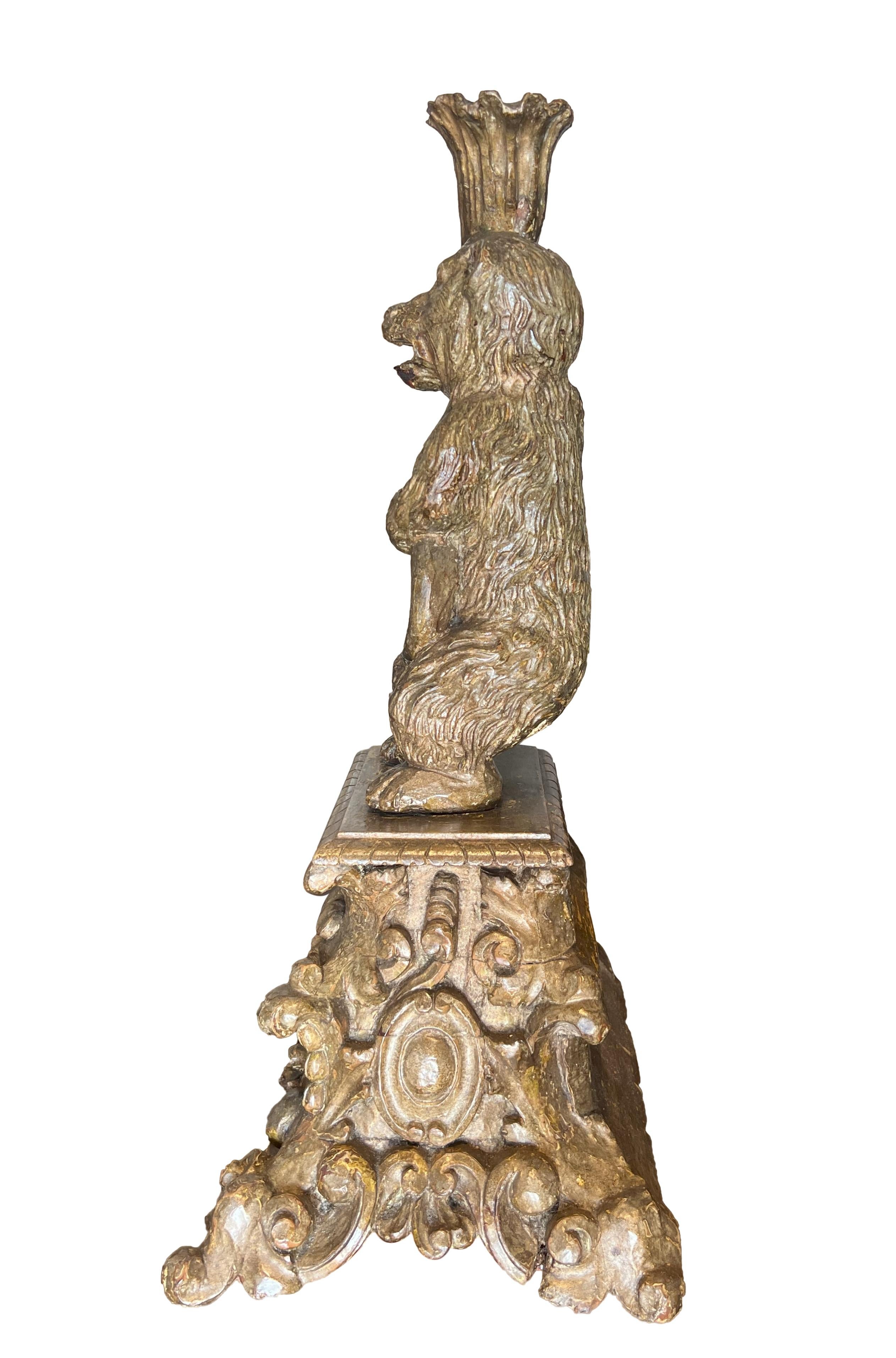 Candélabre italien ancien du 17ème siècle en bois sculpté à la main sur une base de la Renaissance. Bon état - En vente à Encinitas, CA
