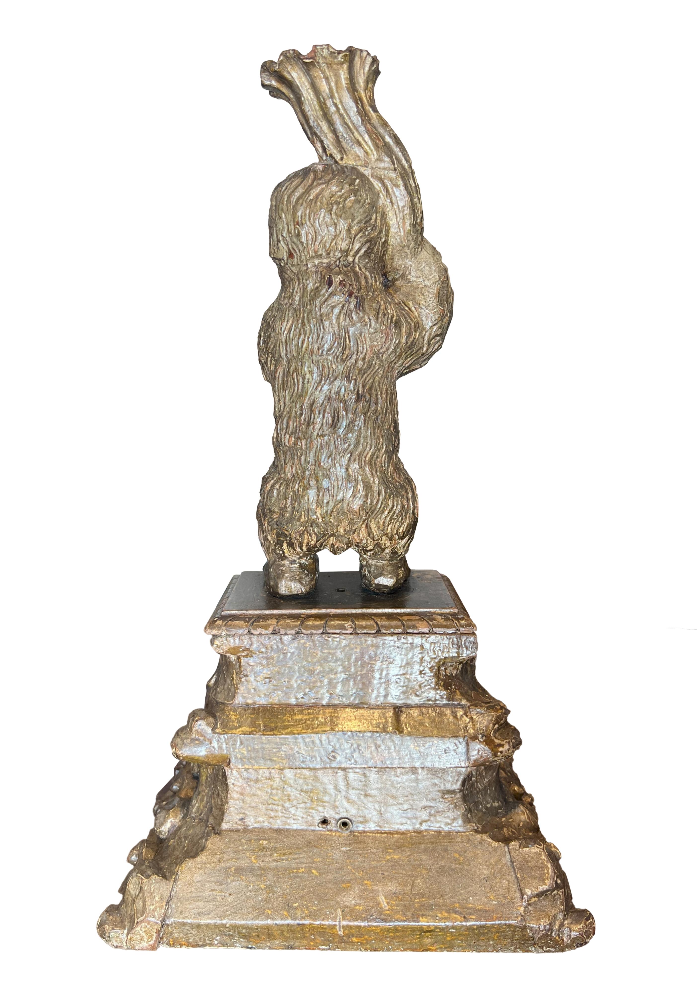 Bois doré Candélabre italien ancien du 17ème siècle en bois sculpté à la main sur une base de la Renaissance.  en vente