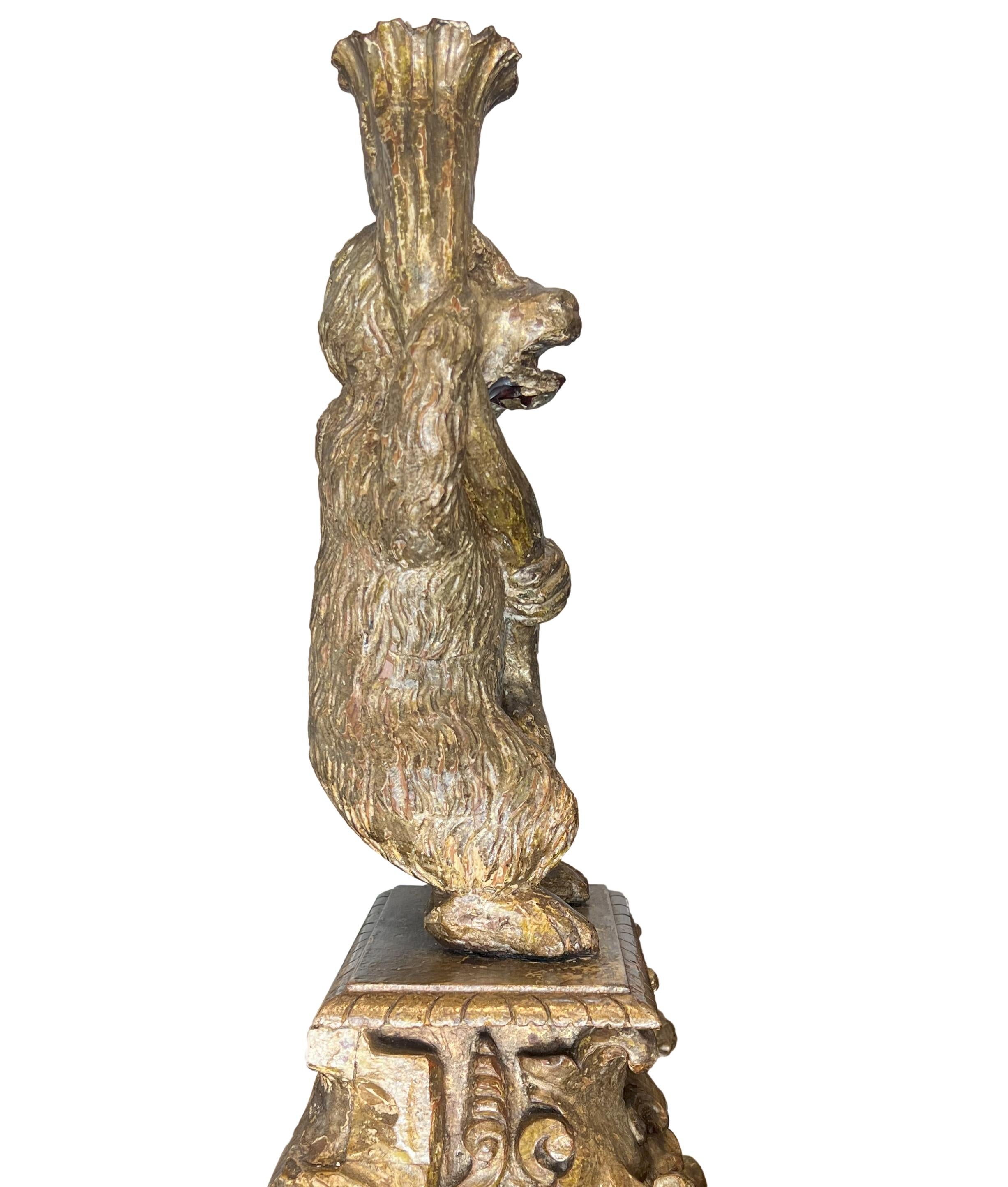 Candélabre italien ancien du 17ème siècle en bois sculpté à la main sur une base de la Renaissance.  en vente 1