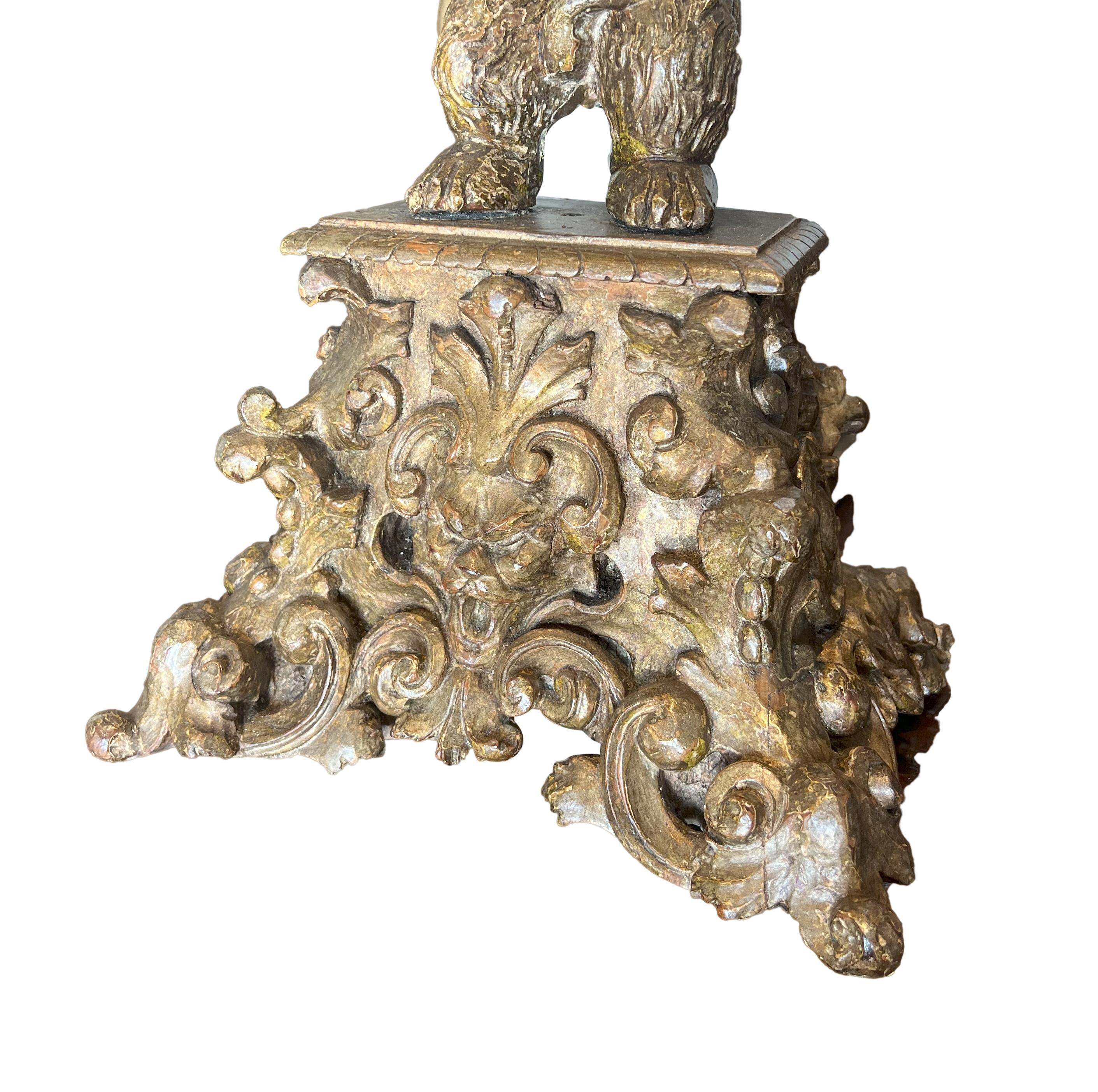 Antike italienische handgeschnitzte Holzkandelaber aus dem 17. Jahrhundert auf einem Sockel aus der Renaissance.  im Angebot 3
