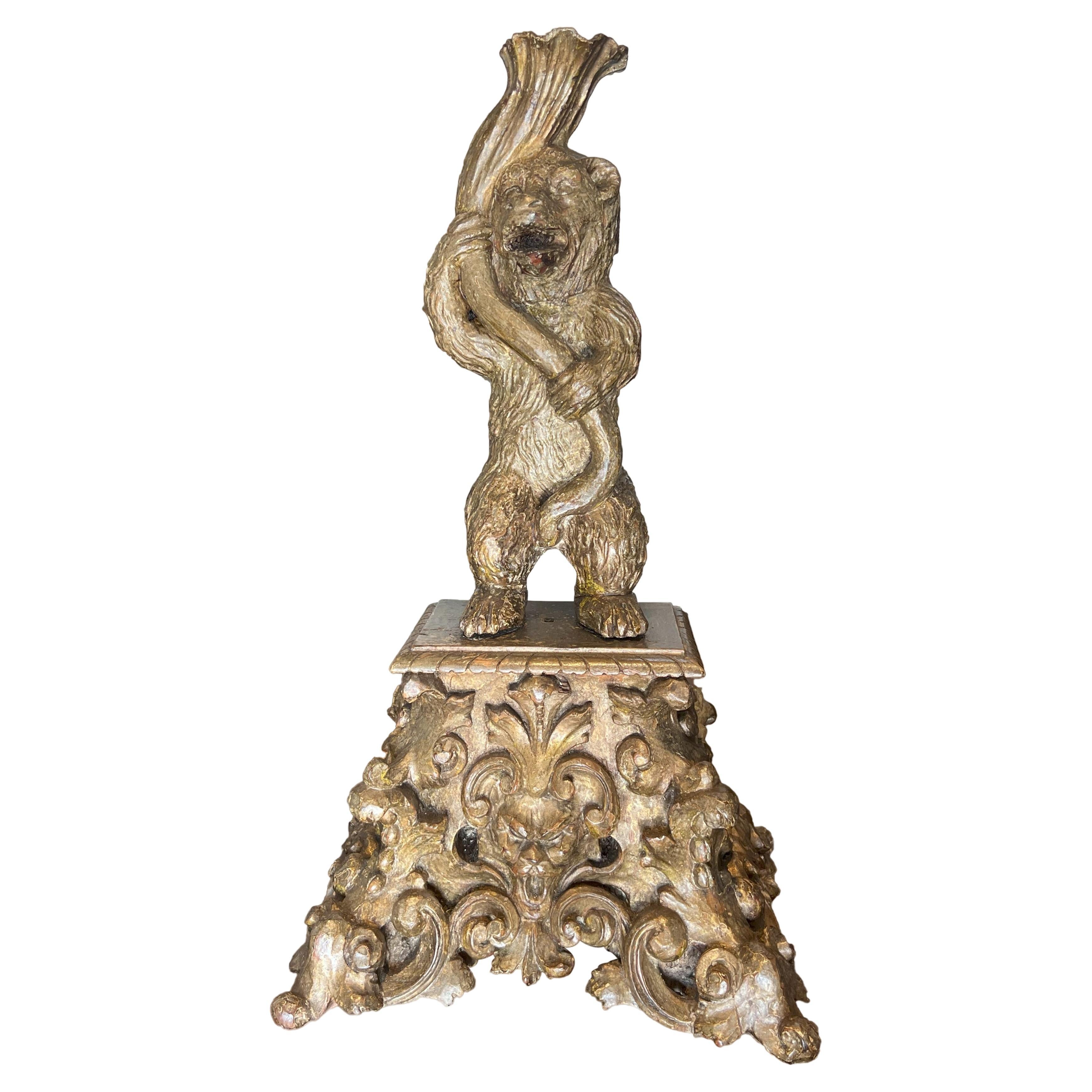 Antike italienische handgeschnitzte Holzkandelaber aus dem 17. Jahrhundert auf einem Sockel aus der Renaissance.  im Angebot