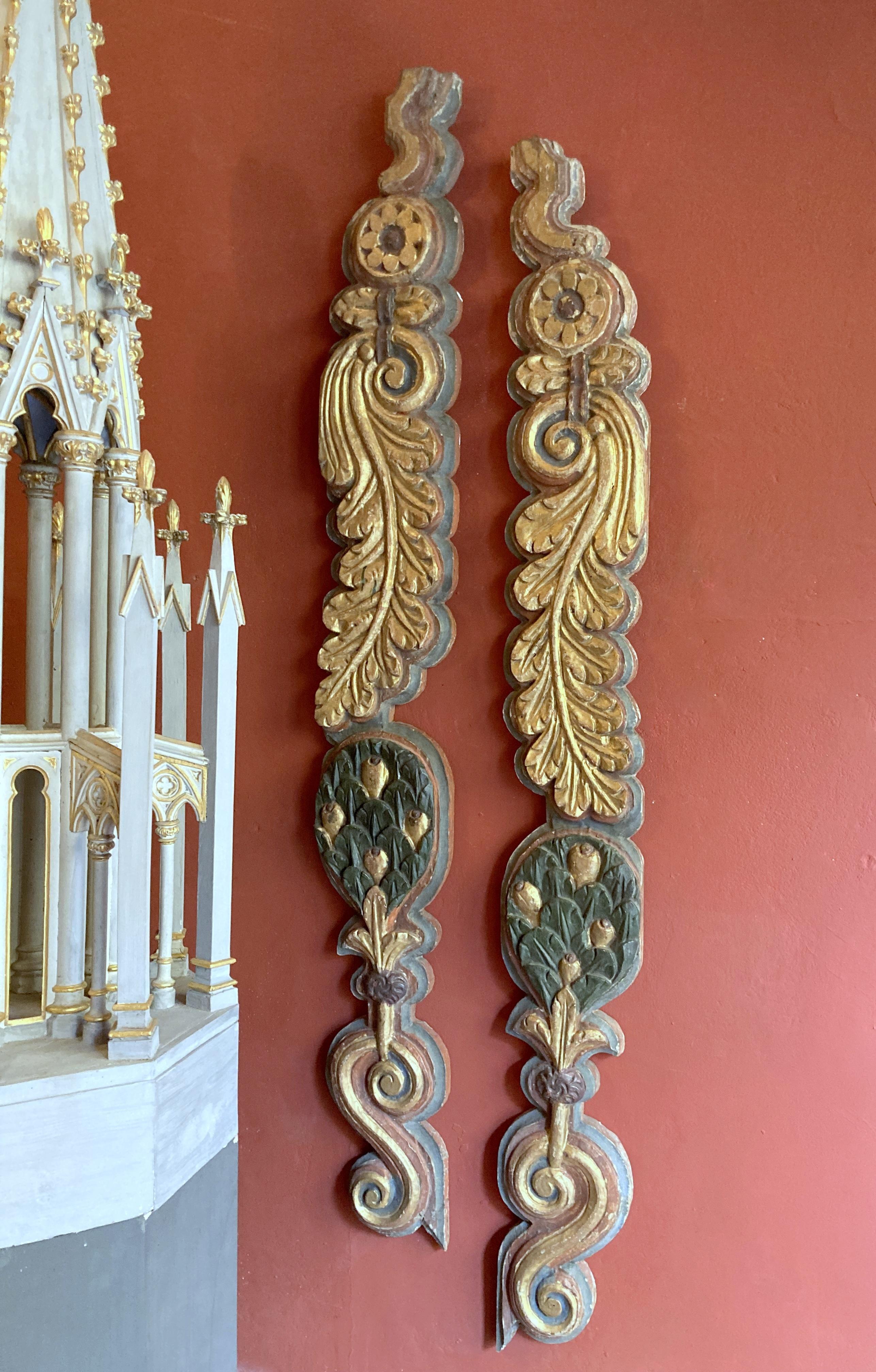 XVIIIe siècle et antérieur Frises de piliers italiennes anciennes du 18ème siècle sculptées à la main et peintes en polychrome en vente