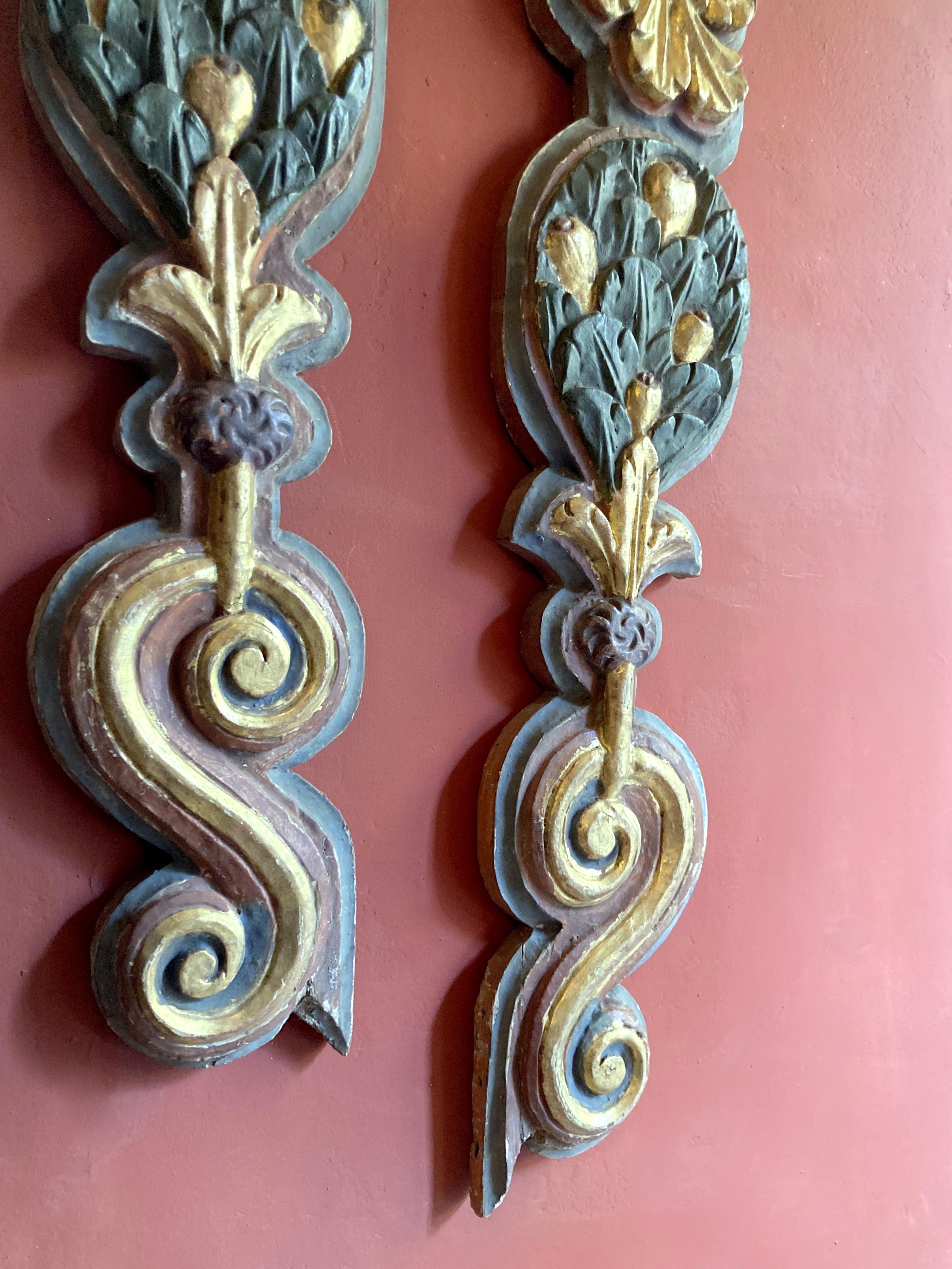 Frises de piliers italiennes anciennes du 18ème siècle sculptées à la main et peintes en polychrome en vente 2