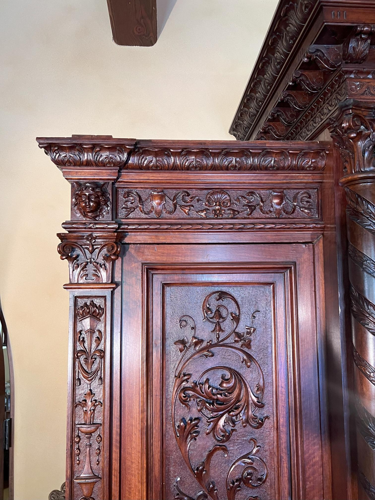 Italiano Armoire antico italiano del XIX secolo in stile rinascimentale di alta qualità in vendita