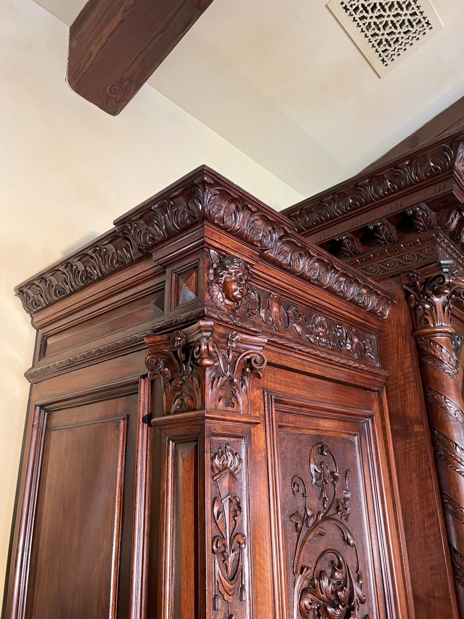 Intagliato a mano Armoire antico italiano del XIX secolo in stile rinascimentale di alta qualità in vendita
