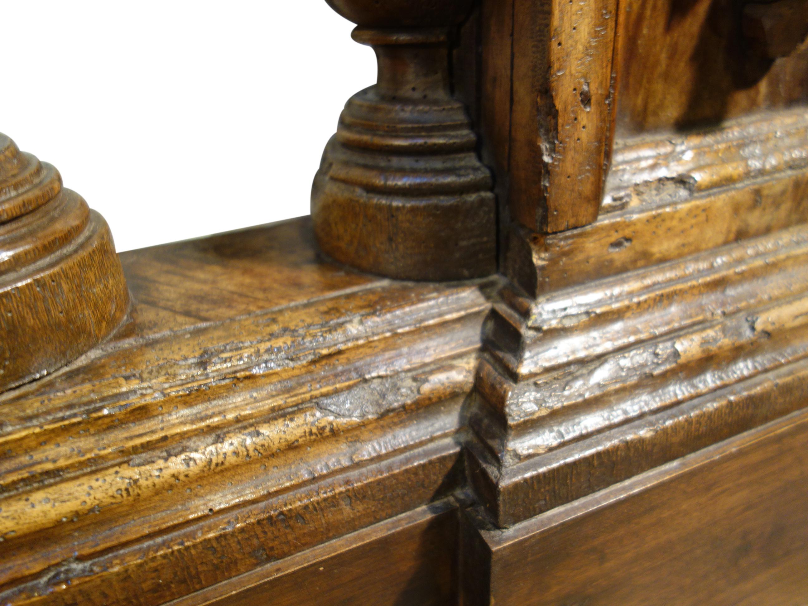 Italienisches antikes handgeschnitztes Balustradenfragment aus Nussbaumholz im Renaissance-Stil, um 1800 im Angebot 1