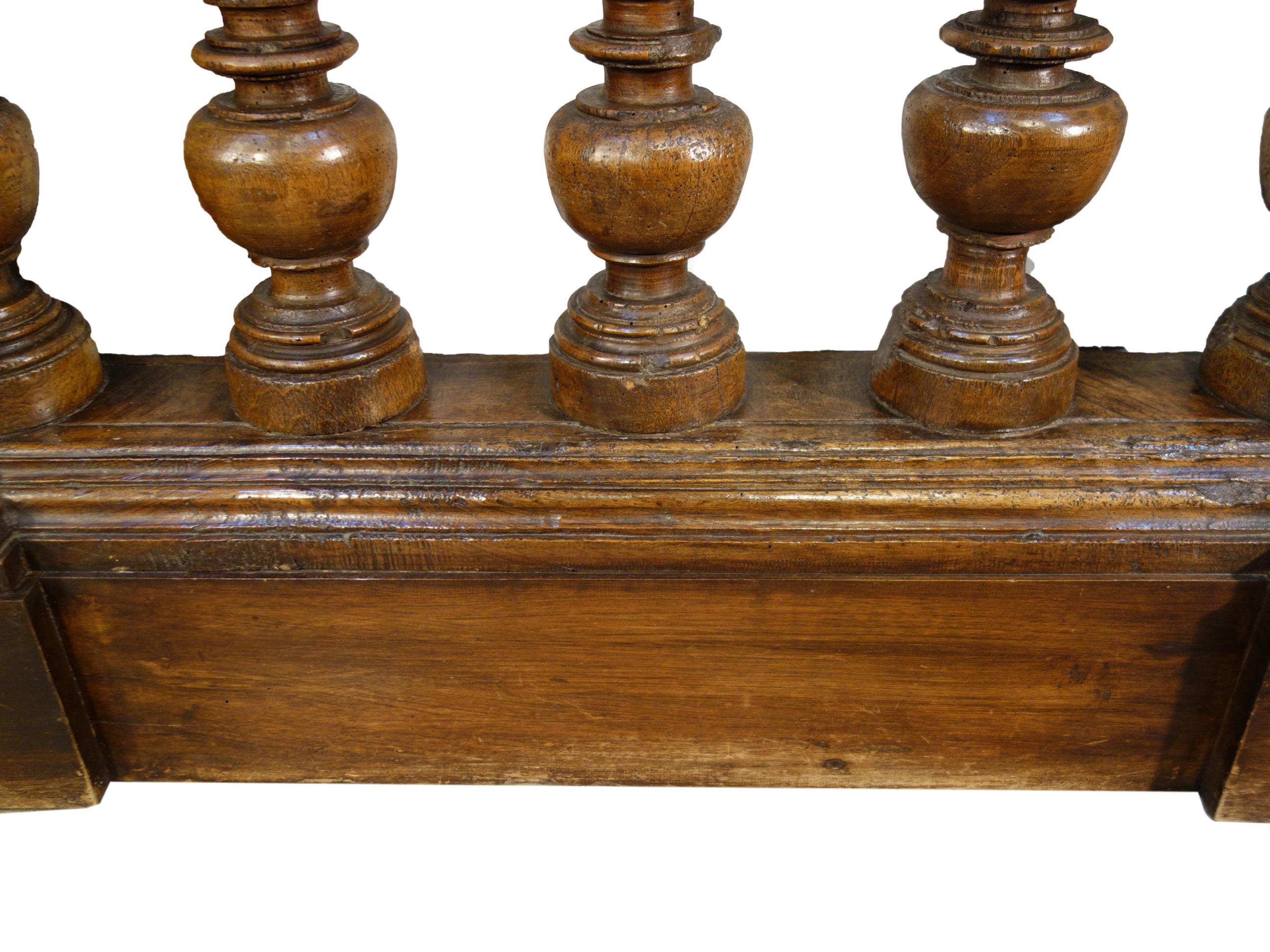 Italienisches antikes handgeschnitztes Balustradenfragment aus Nussbaumholz im Renaissance-Stil, um 1800 im Angebot 3