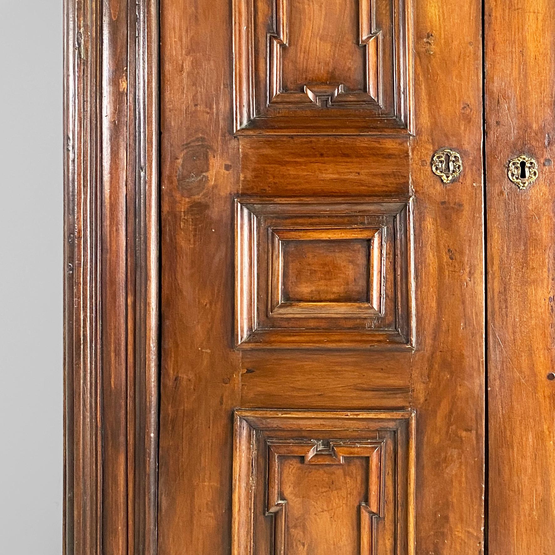 Armadio barocco italiano antico con ante, 1700 in vendita 3