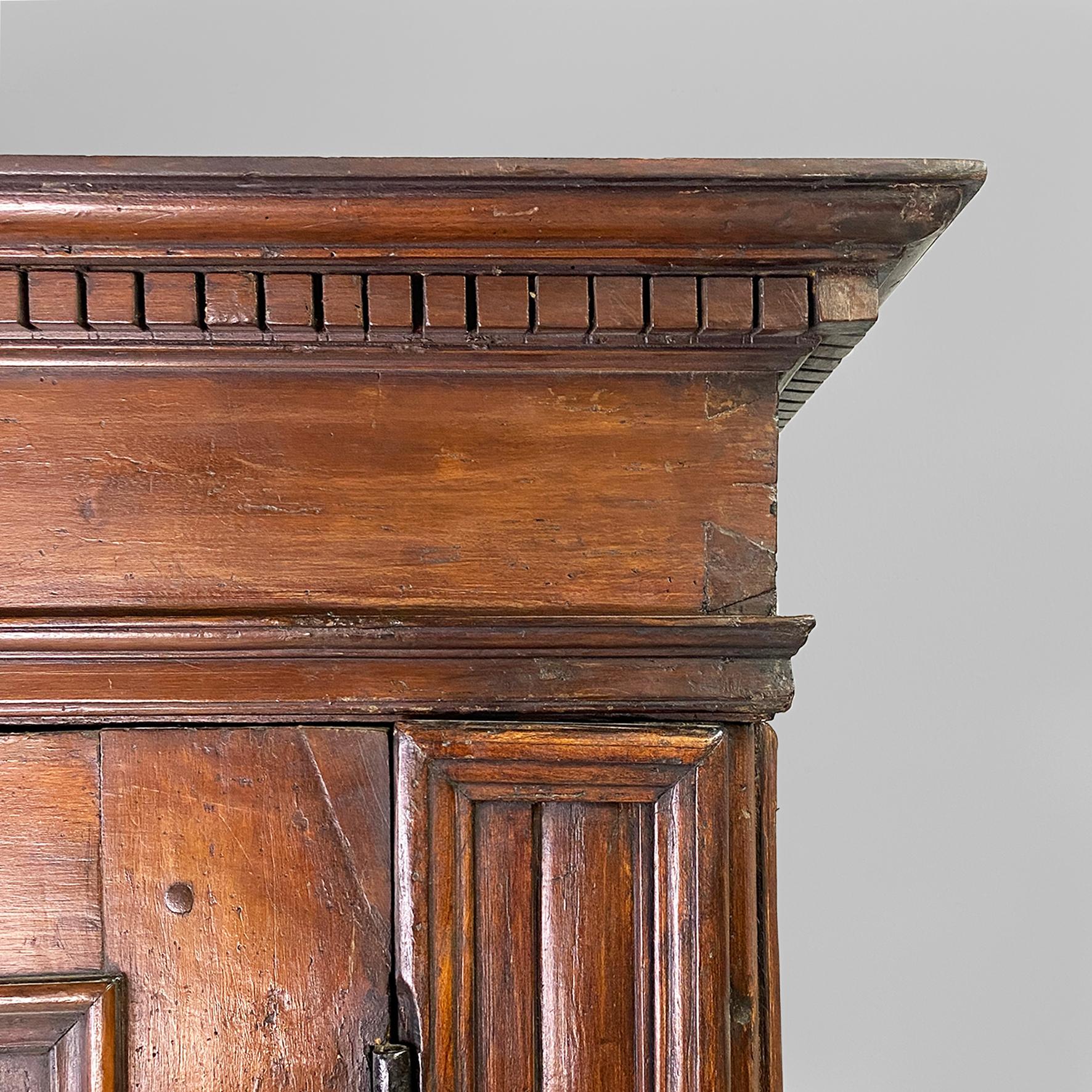 Legno Armadio barocco italiano antico con ante, 1700 in vendita