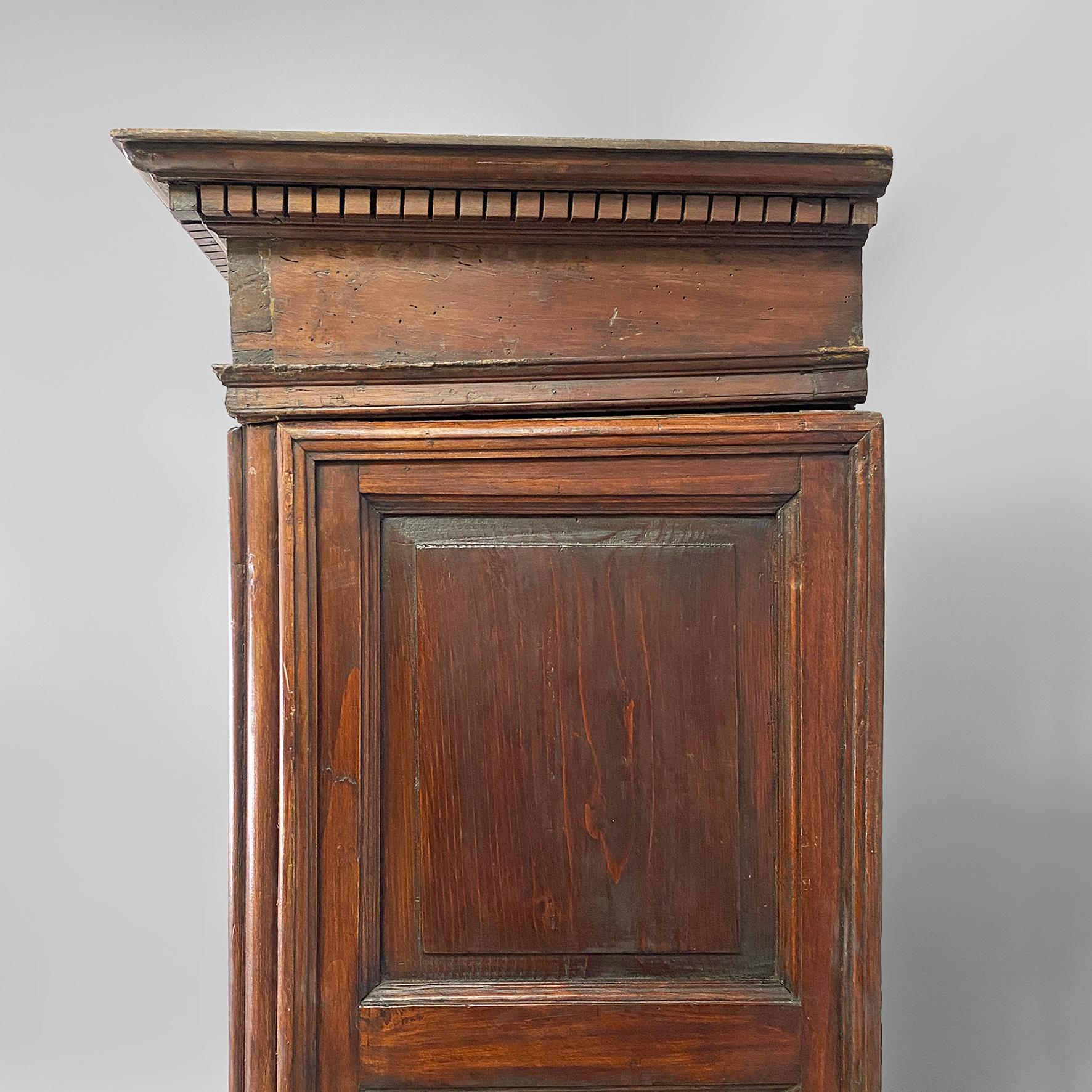Armadio barocco italiano antico con ante, 1700 in vendita 1