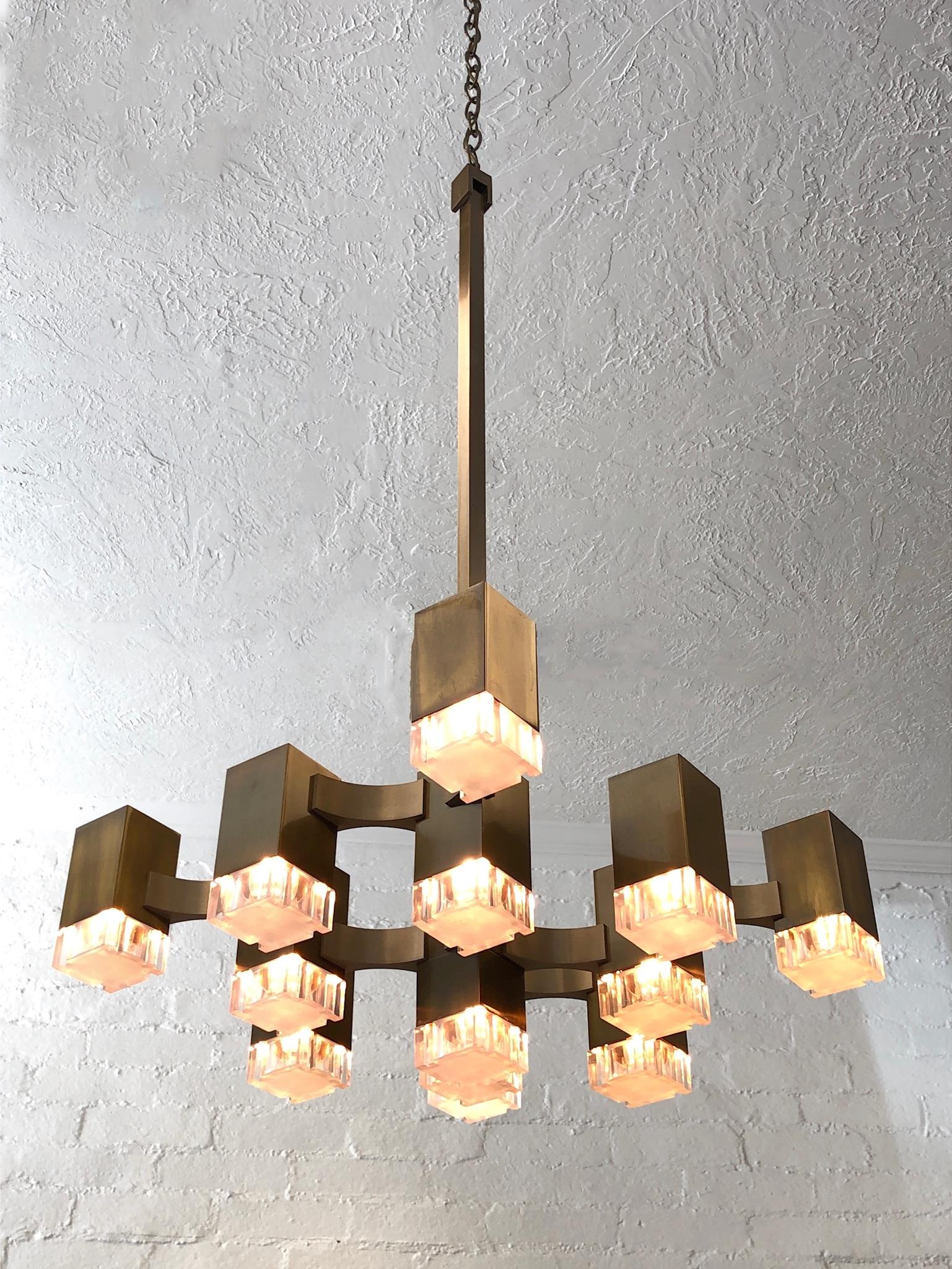 Italian Antique Brass and Acrylic Chandelier by Sciolari for Lightolier In Excellent Condition In Palm Springs, CA