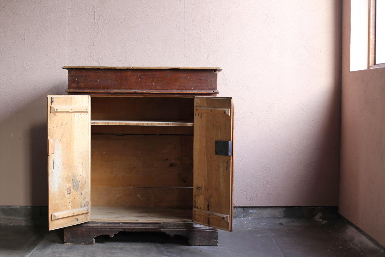 Italienisches Antiquitätenkabinett (Holzarbeit) im Angebot