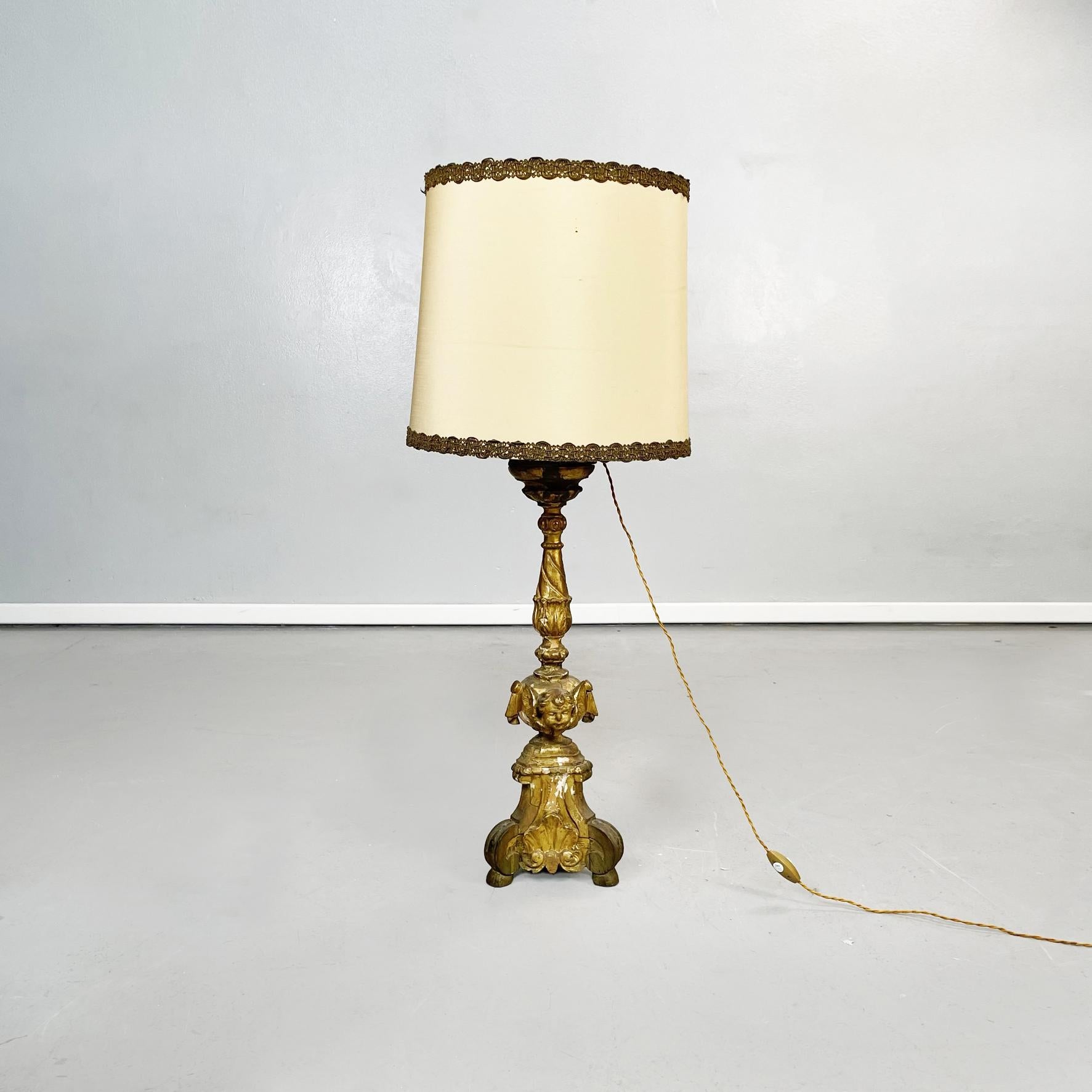 Italienische antike italienische Kandelaberlampen aus goldfarbenem Holz und beigefarbenem Stoff, 1800er Jahre im Zustand „Gut“ im Angebot in MIlano, IT