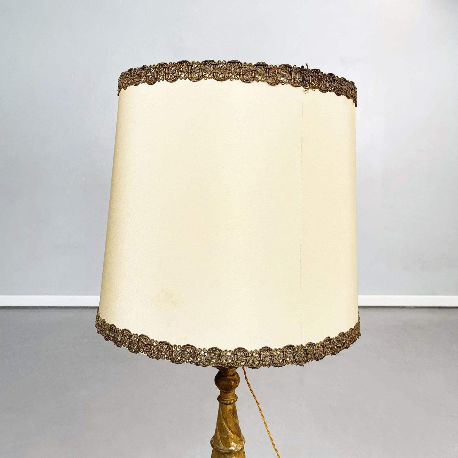 XIXe siècle Lampes à candélabre italiennes anciennes en bois peint en or et tissu beige, années 1800 en vente