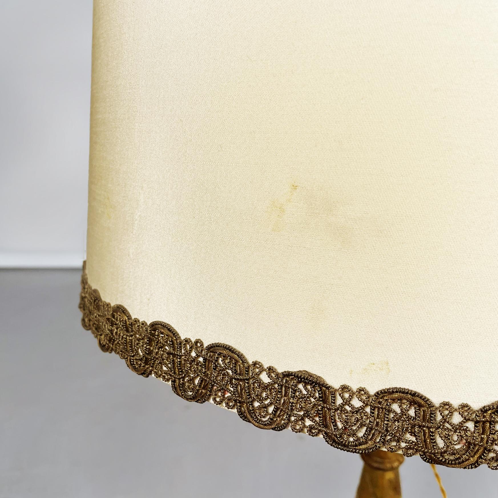 Tissu Lampes à candélabre italiennes anciennes en bois peint en or et tissu beige, années 1800 en vente