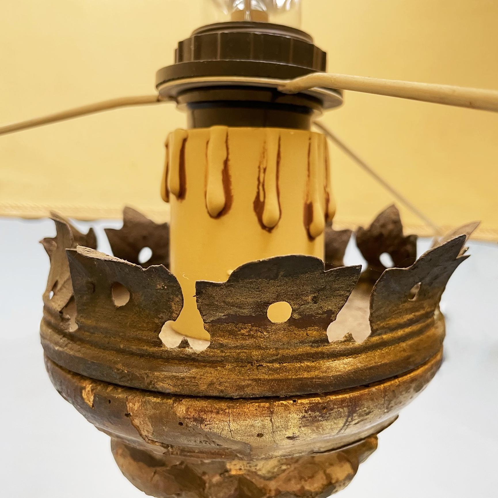 Lampes à candélabre italiennes anciennes en bois peint en or et tissu beige, années 1800 en vente 2