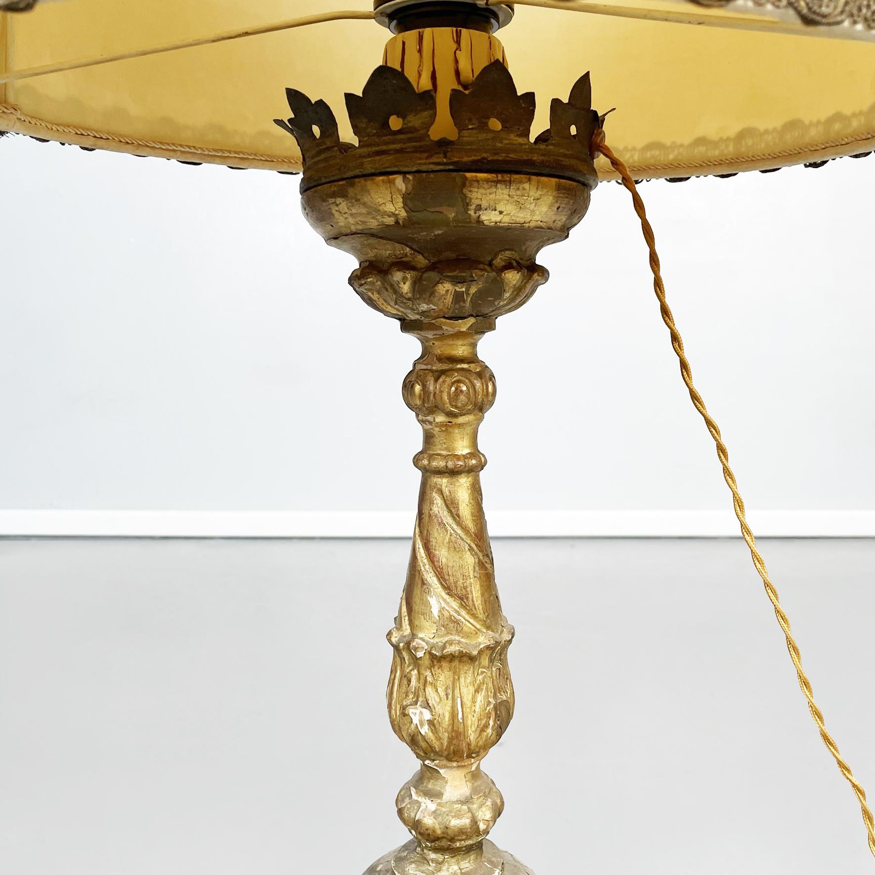 Lampes à candélabre italiennes anciennes en bois peint en or et tissu beige, années 1800 en vente 3