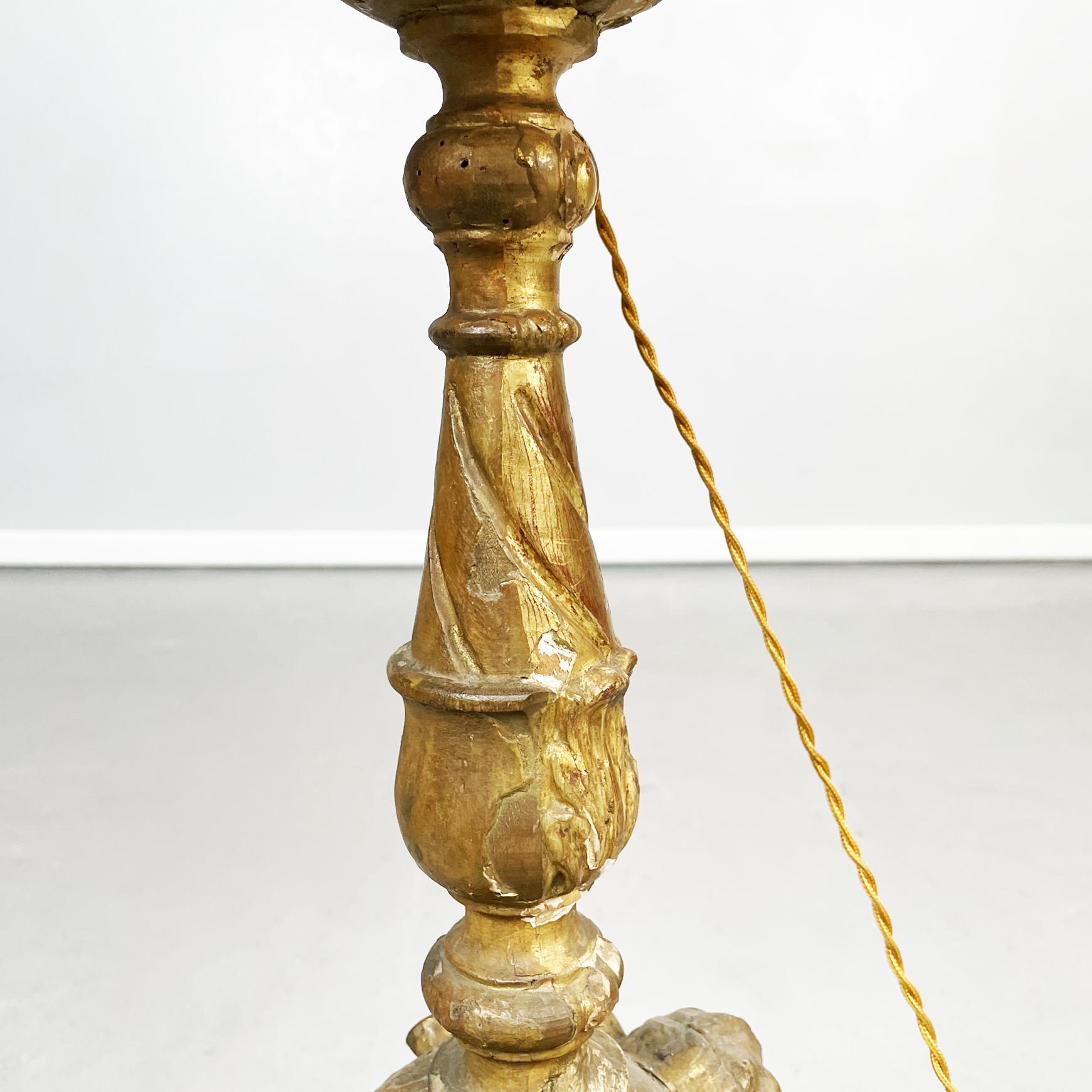 Lampes à candélabre italiennes anciennes en bois peint en or et tissu beige, années 1800 en vente 4
