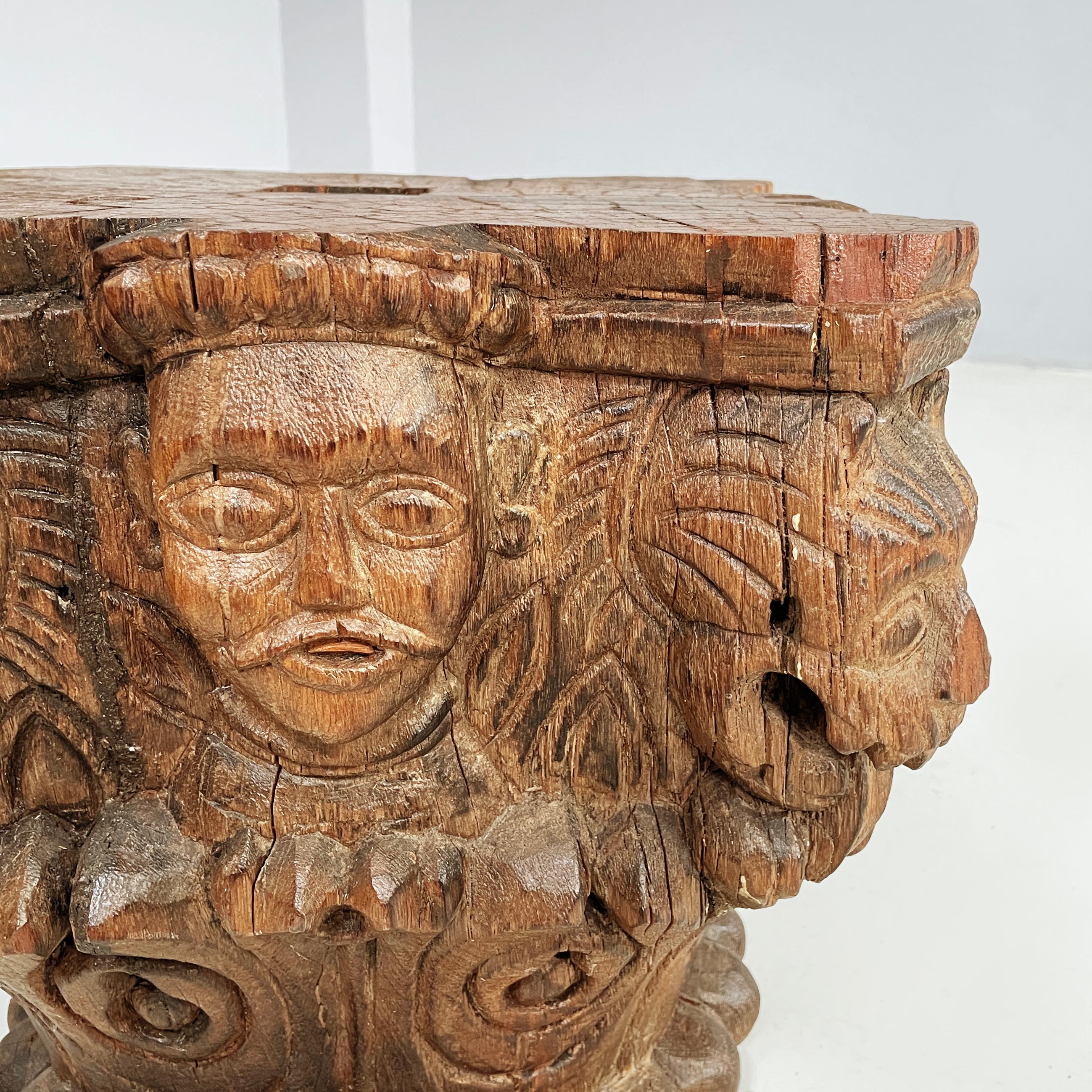 Antike italienische antike Kapitelle aus graviertem Holz mit Granatapfel und menschlichem Gesicht, 1600er Jahre im Angebot 5