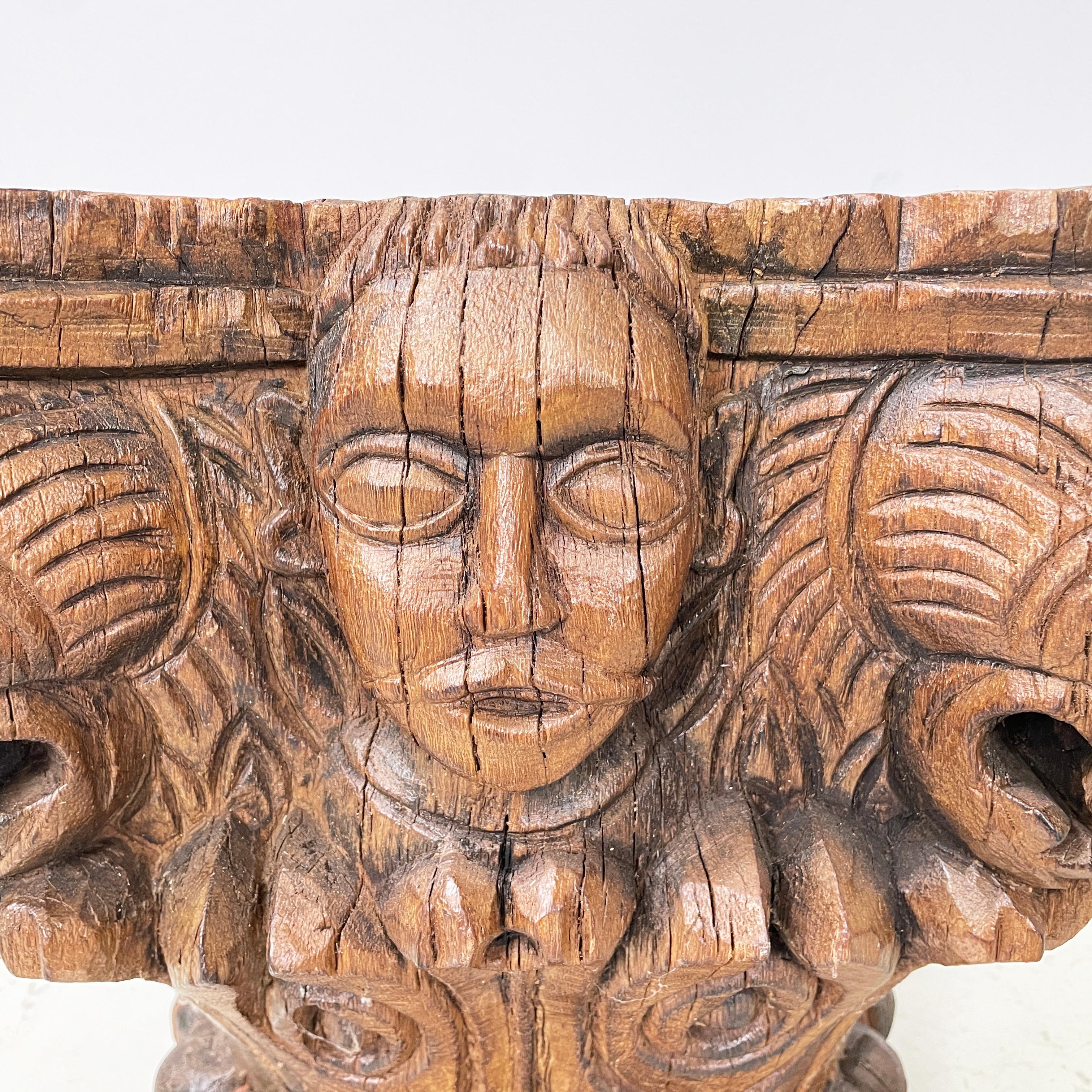 Antike italienische antike Kapitelle aus graviertem Holz mit Granatapfel und menschlichem Gesicht, 1600er Jahre im Angebot 6
