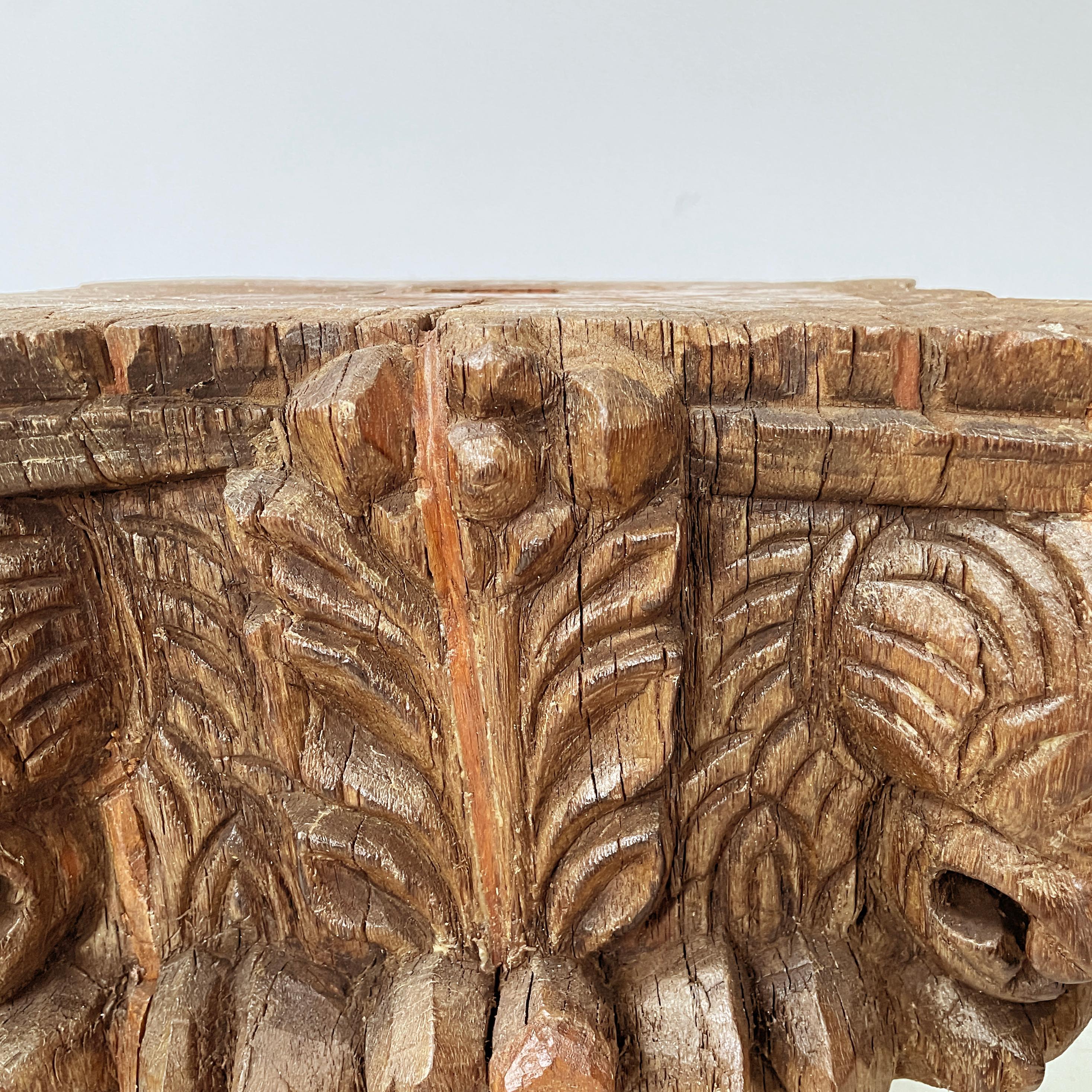 Antike italienische antike Kapitelle aus graviertem Holz mit Granatapfel und menschlichem Gesicht, 1600er Jahre im Angebot 7