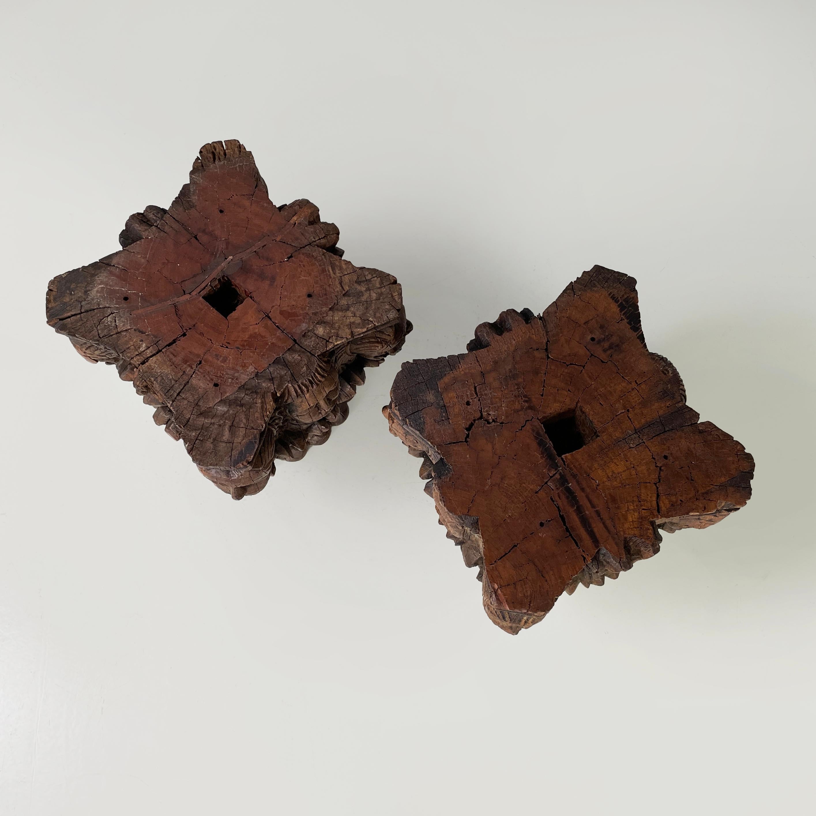 Italienische antike Kapitelle aus graviertem Holz mit Wasserspeier und menschlichem Gesicht, 1600er
Ein Paar Kapitelle ganz aus graviertem und fein bearbeitetem Holz. An den Ecken befinden sich Wasserspeierköpfe. An den Seiten befinden sich