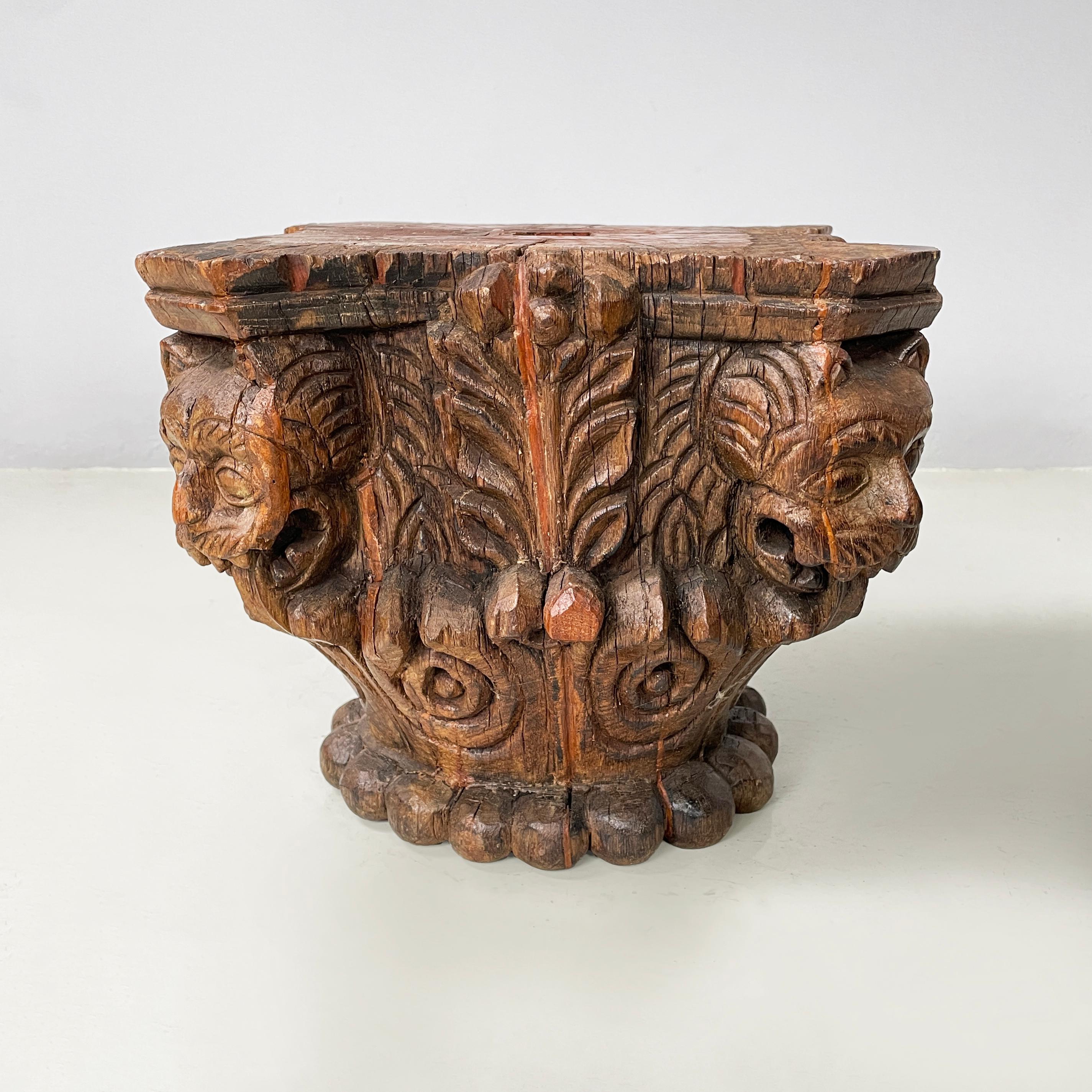 Antike italienische antike Kapitelle aus graviertem Holz mit Granatapfel und menschlichem Gesicht, 1600er Jahre (Italienisch) im Angebot