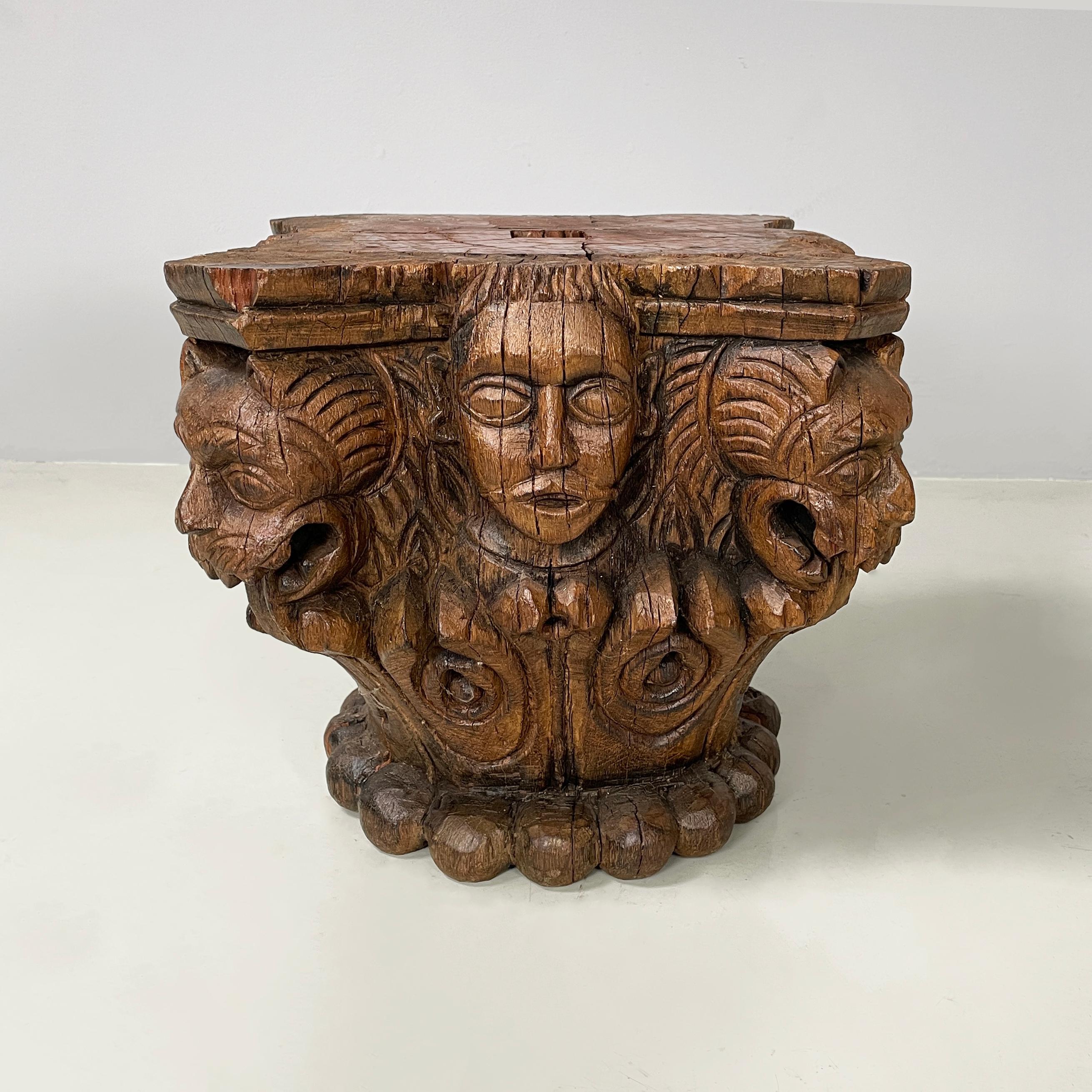 Antike italienische antike Kapitelle aus graviertem Holz mit Granatapfel und menschlichem Gesicht, 1600er Jahre im Zustand „Gut“ im Angebot in MIlano, IT
