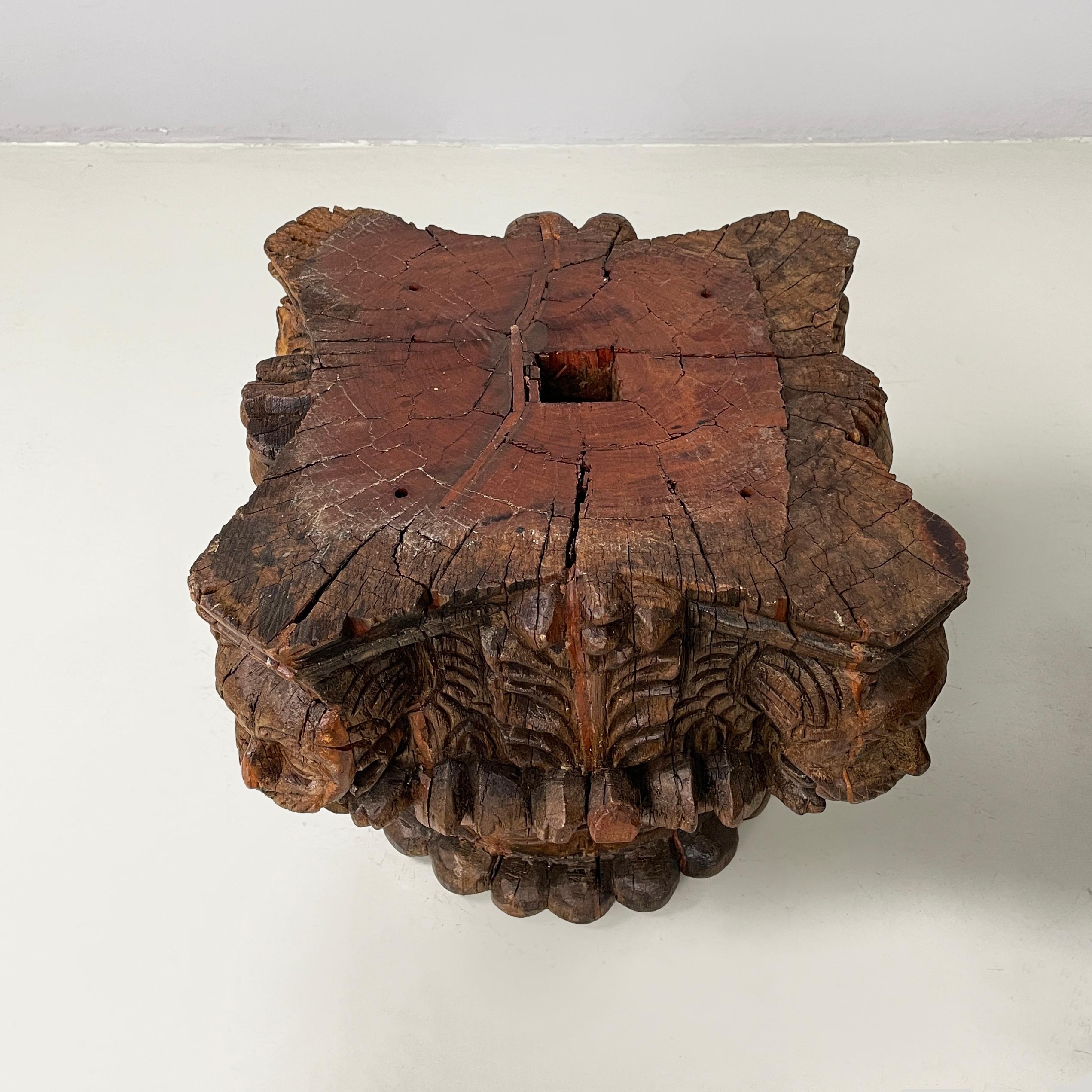 Antike italienische antike Kapitelle aus graviertem Holz mit Granatapfel und menschlichem Gesicht, 1600er Jahre (18. Jahrhundert und früher) im Angebot