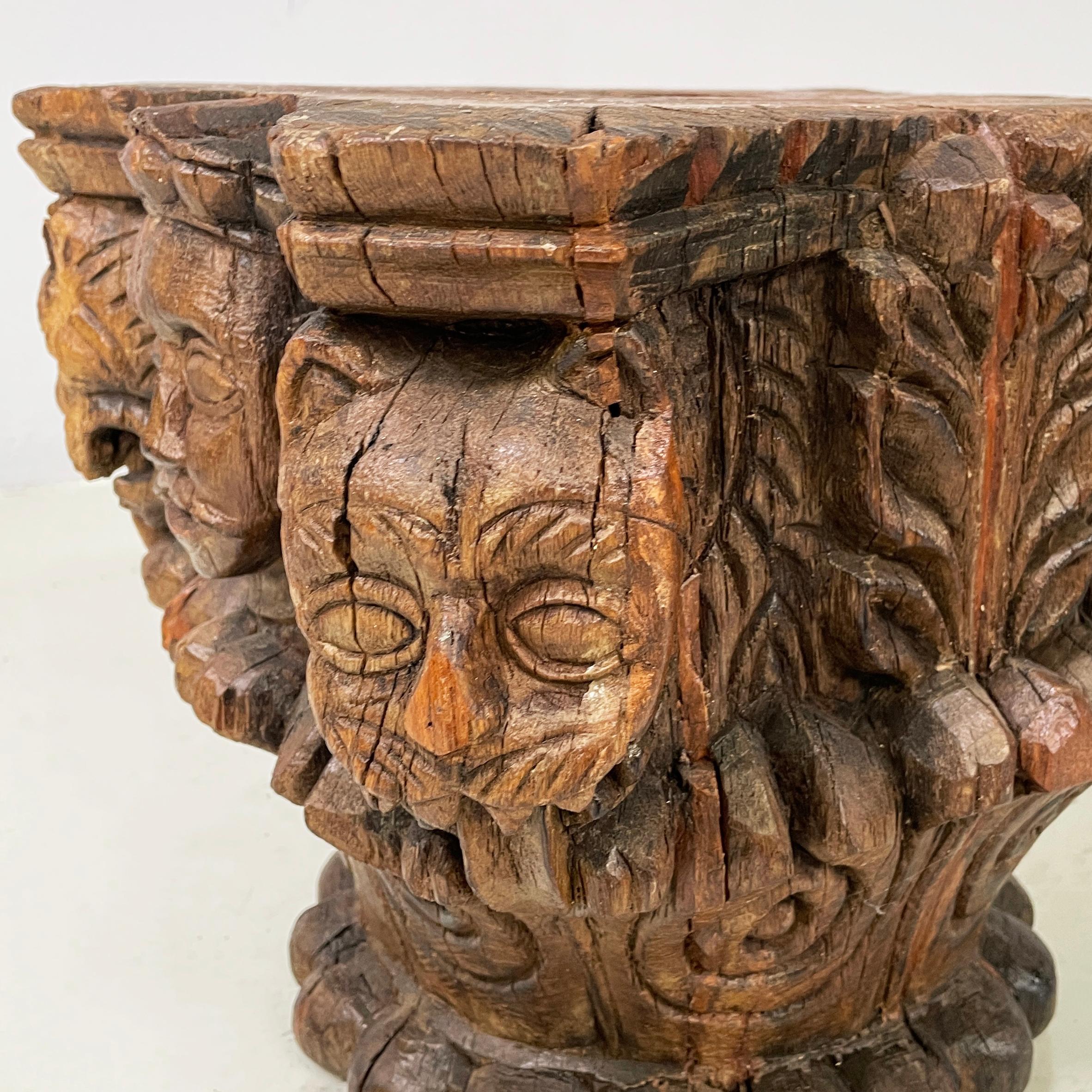 Antike italienische antike Kapitelle aus graviertem Holz mit Granatapfel und menschlichem Gesicht, 1600er Jahre im Angebot 1