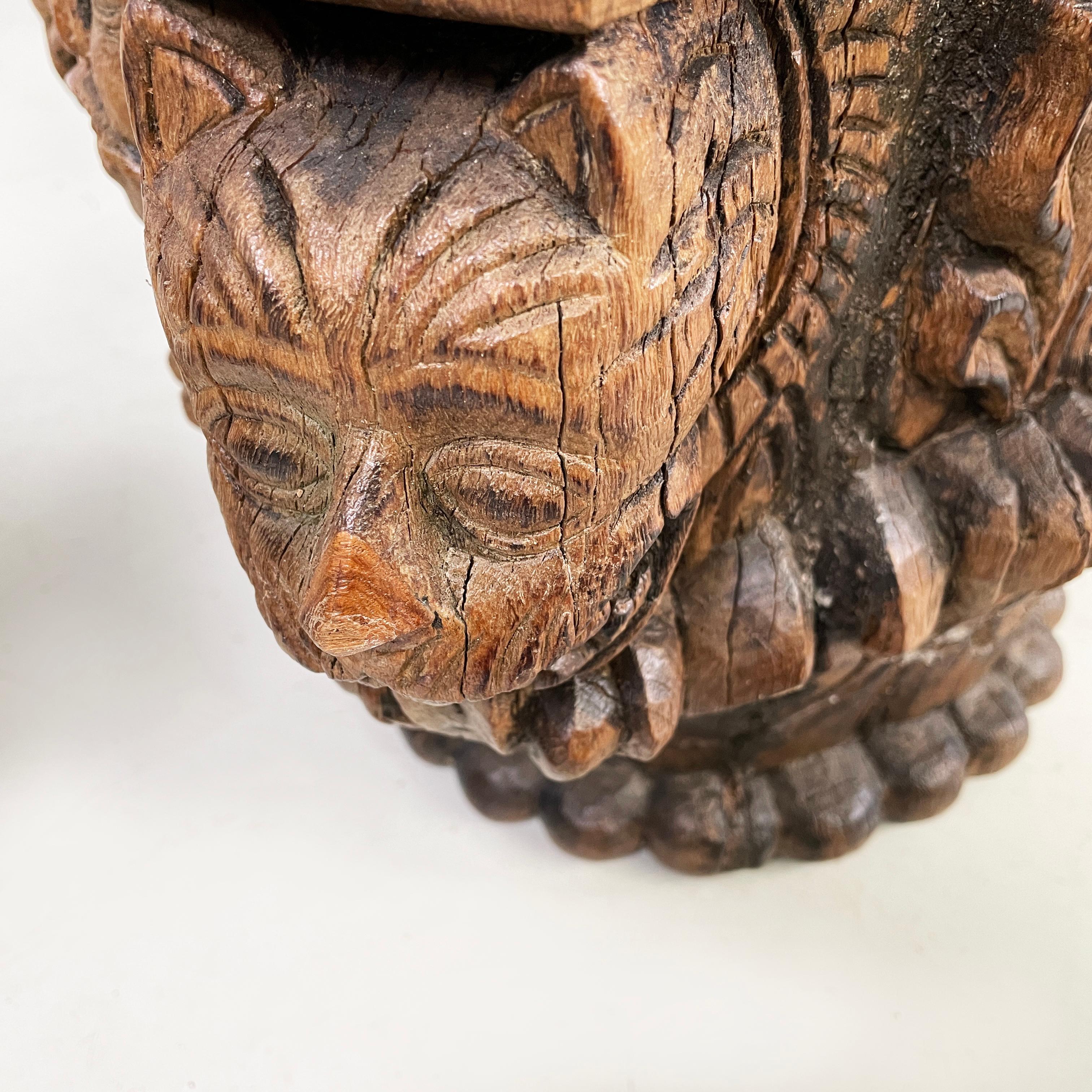 Antike italienische antike Kapitelle aus graviertem Holz mit Granatapfel und menschlichem Gesicht, 1600er Jahre im Angebot 2