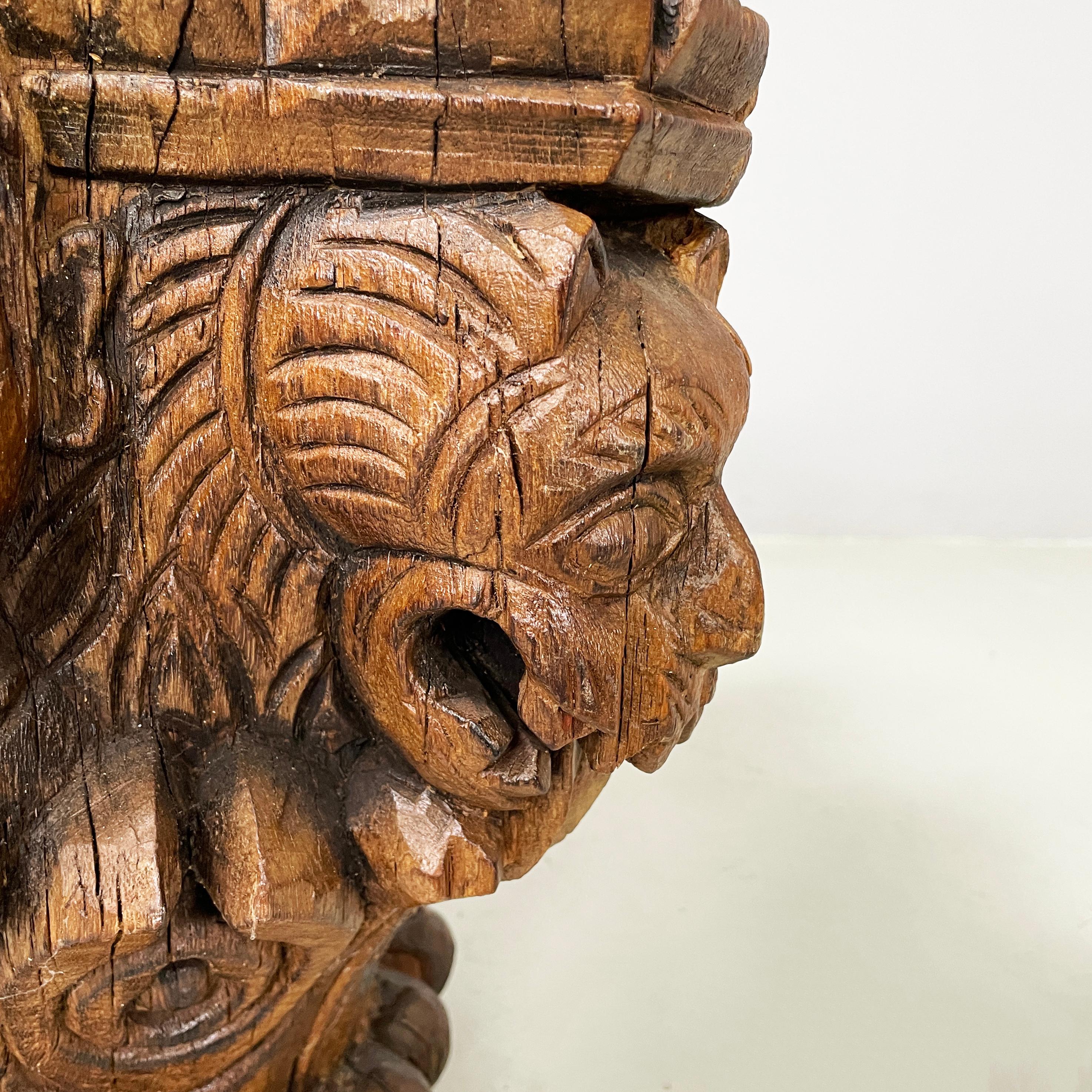 Antike italienische antike Kapitelle aus graviertem Holz mit Granatapfel und menschlichem Gesicht, 1600er Jahre im Angebot 3