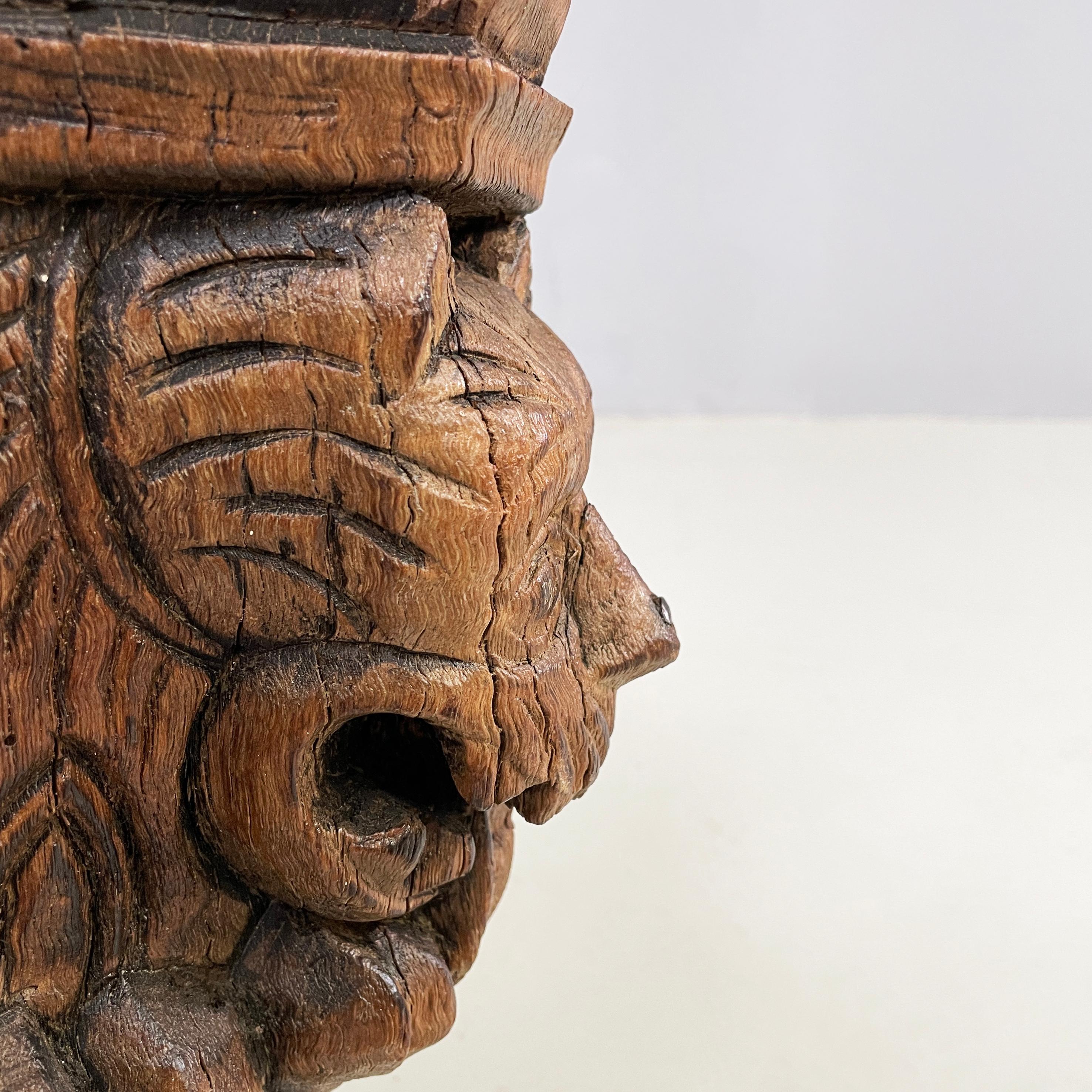 Antike italienische antike Kapitelle aus graviertem Holz mit Granatapfel und menschlichem Gesicht, 1600er Jahre im Angebot 4