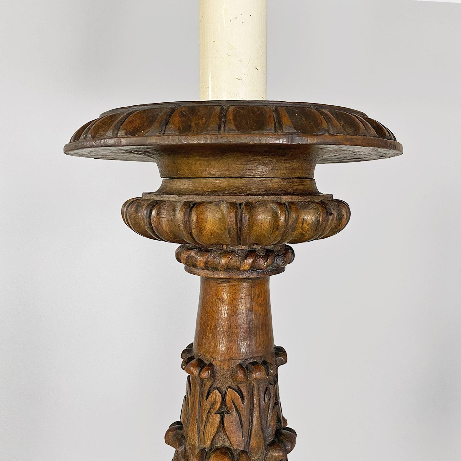 Italienische antike geschnitzte Stehlampen oder Fackelhalter aus Holz und gelbem Stoff, 1500 im Angebot 6