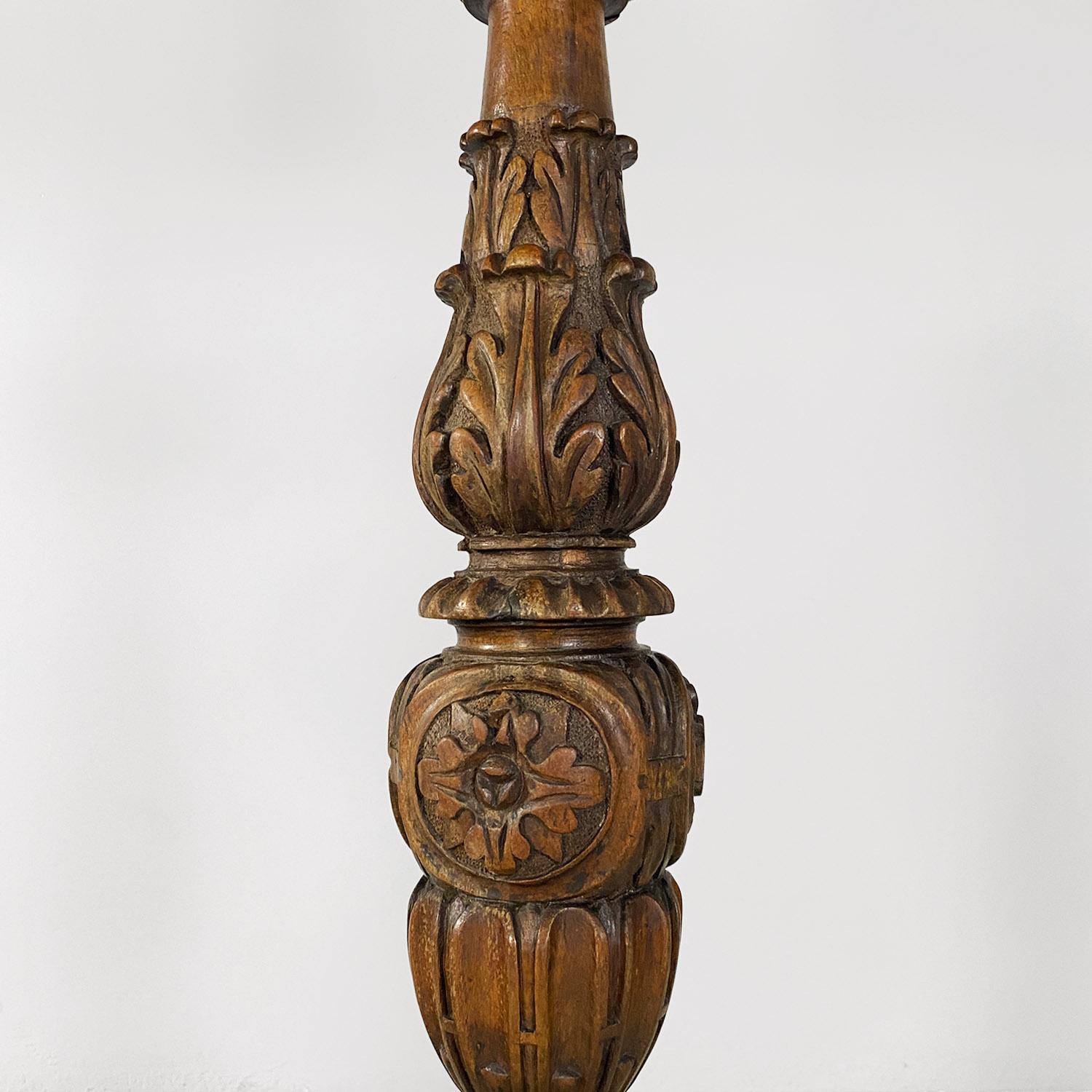 Italienische antike geschnitzte Stehlampen oder Fackelhalter aus Holz und gelbem Stoff, 1500 im Angebot 7