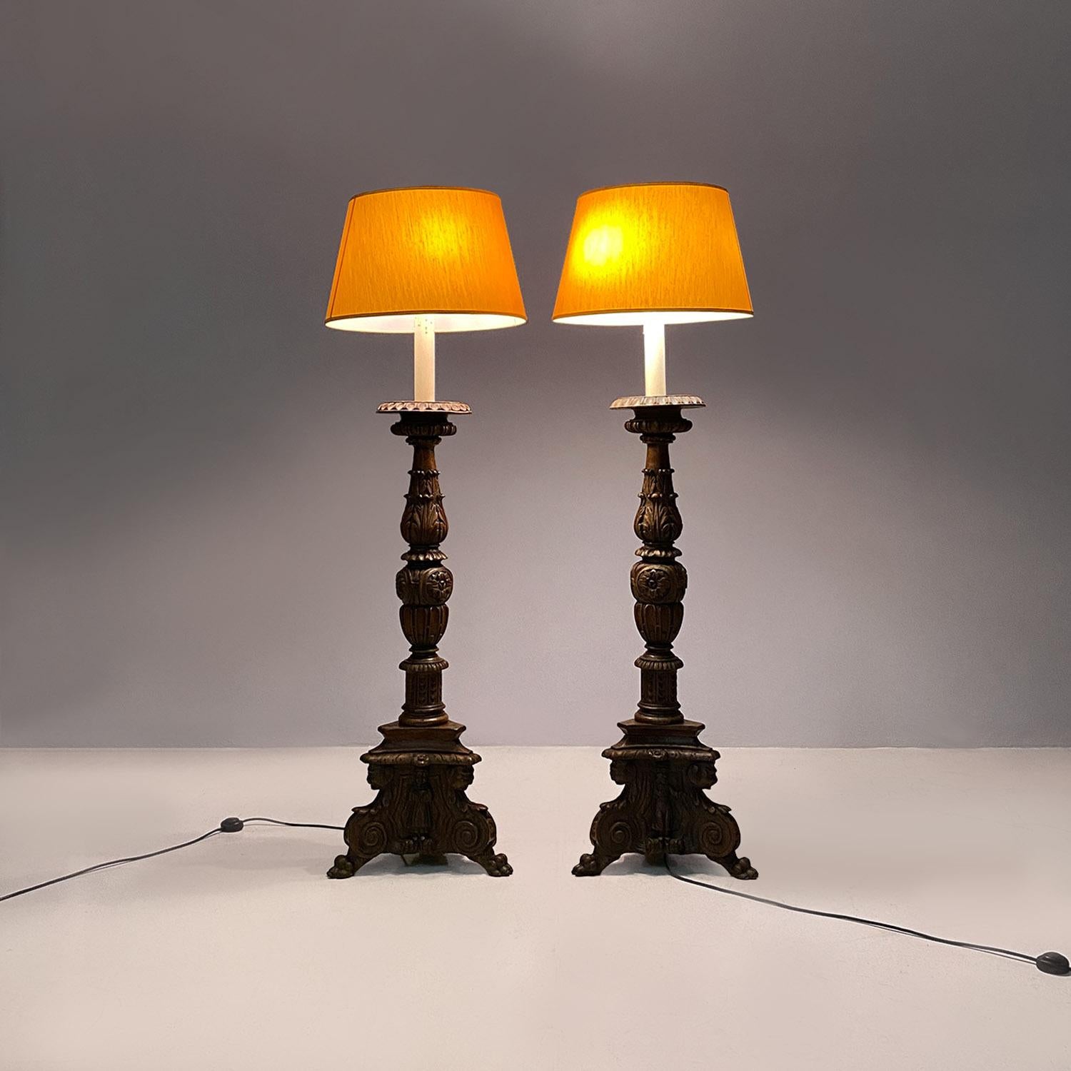 Italienische antike geschnitzte Stehlampen oder Fackelhalter aus Holz und gelbem Stoff, 1500 im Angebot 9