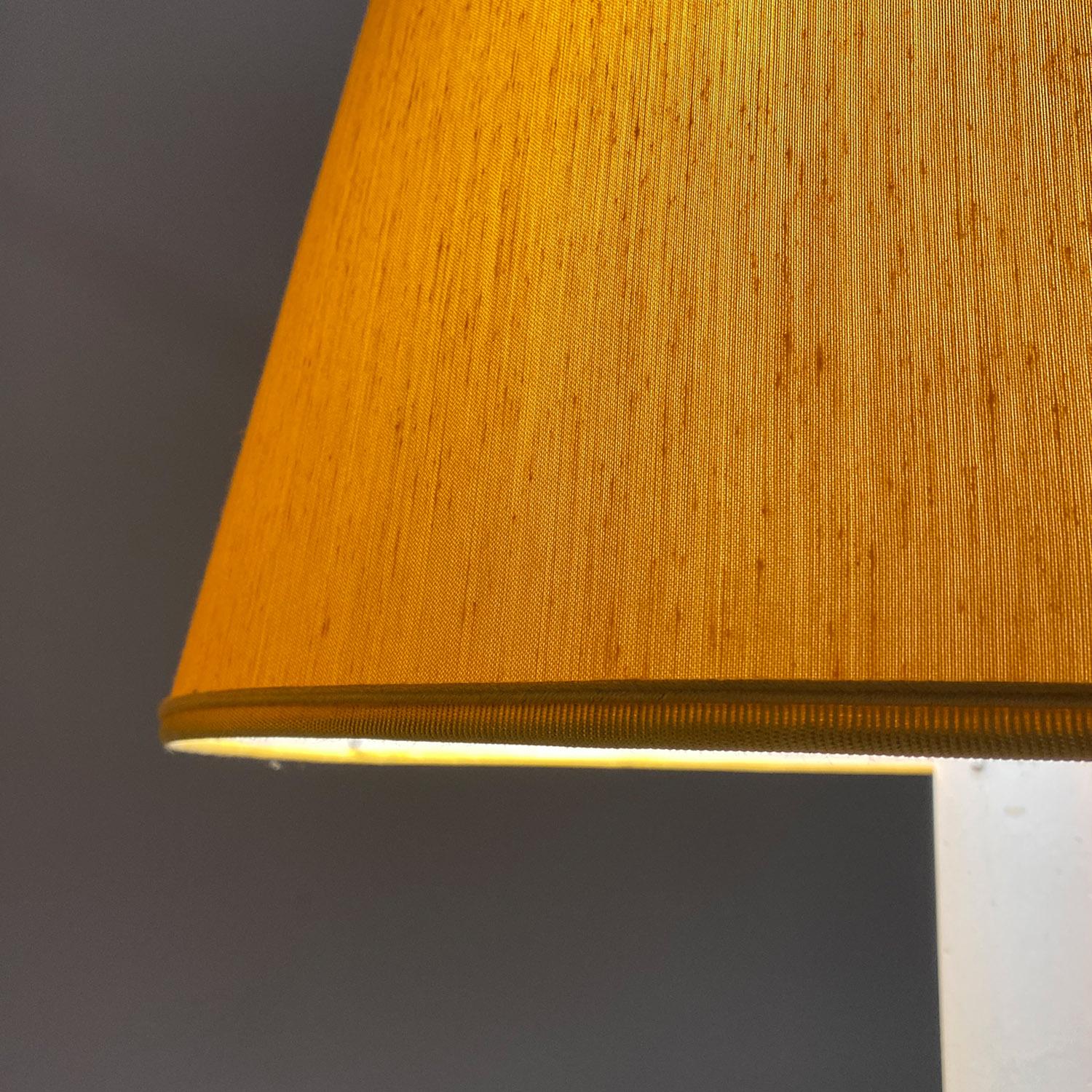 Italienische antike geschnitzte Stehlampen oder Fackelhalter aus Holz und gelbem Stoff, 1500 im Angebot 11
