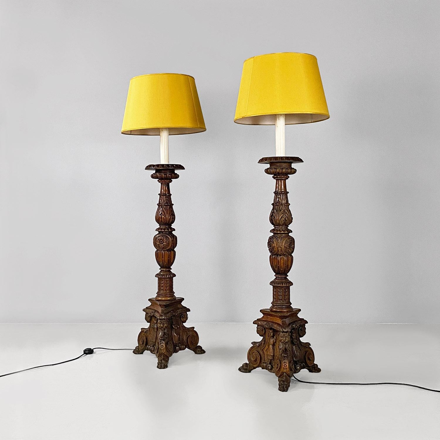 Italienische antike Stehlampen oder Fackelhalter aus geschnitztem Holz und gelbem Stoff, 1500.
Paar Stehlampen oder Fackelhalter mit dunkler Patina Holzstruktur, fein geschnitzt, und gelben Stoff Lampenschirm der modernen Produktion.
Hergestellt um