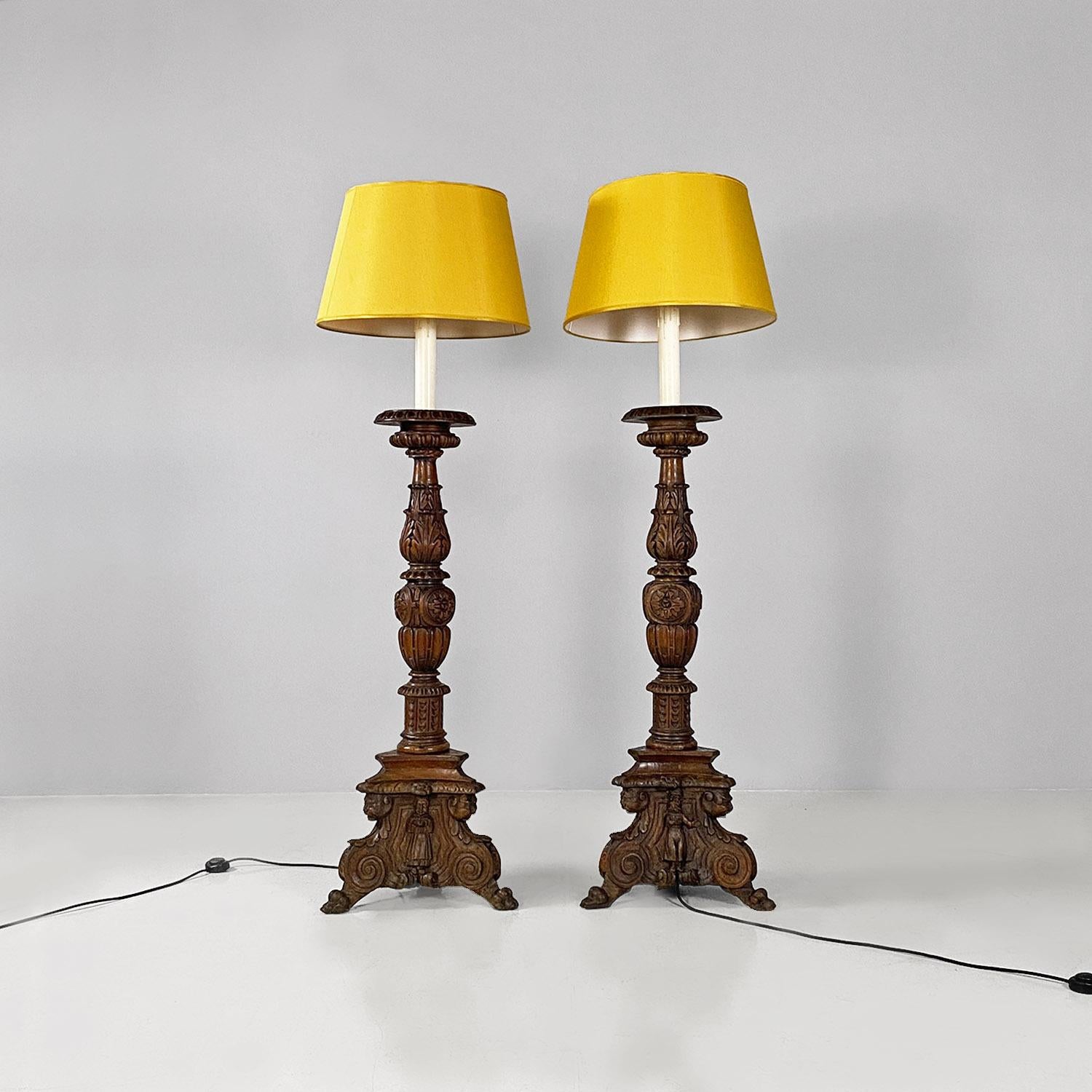 Italienische antike geschnitzte Stehlampen oder Fackelhalter aus Holz und gelbem Stoff, 1500 (Mittelalterlich) im Angebot