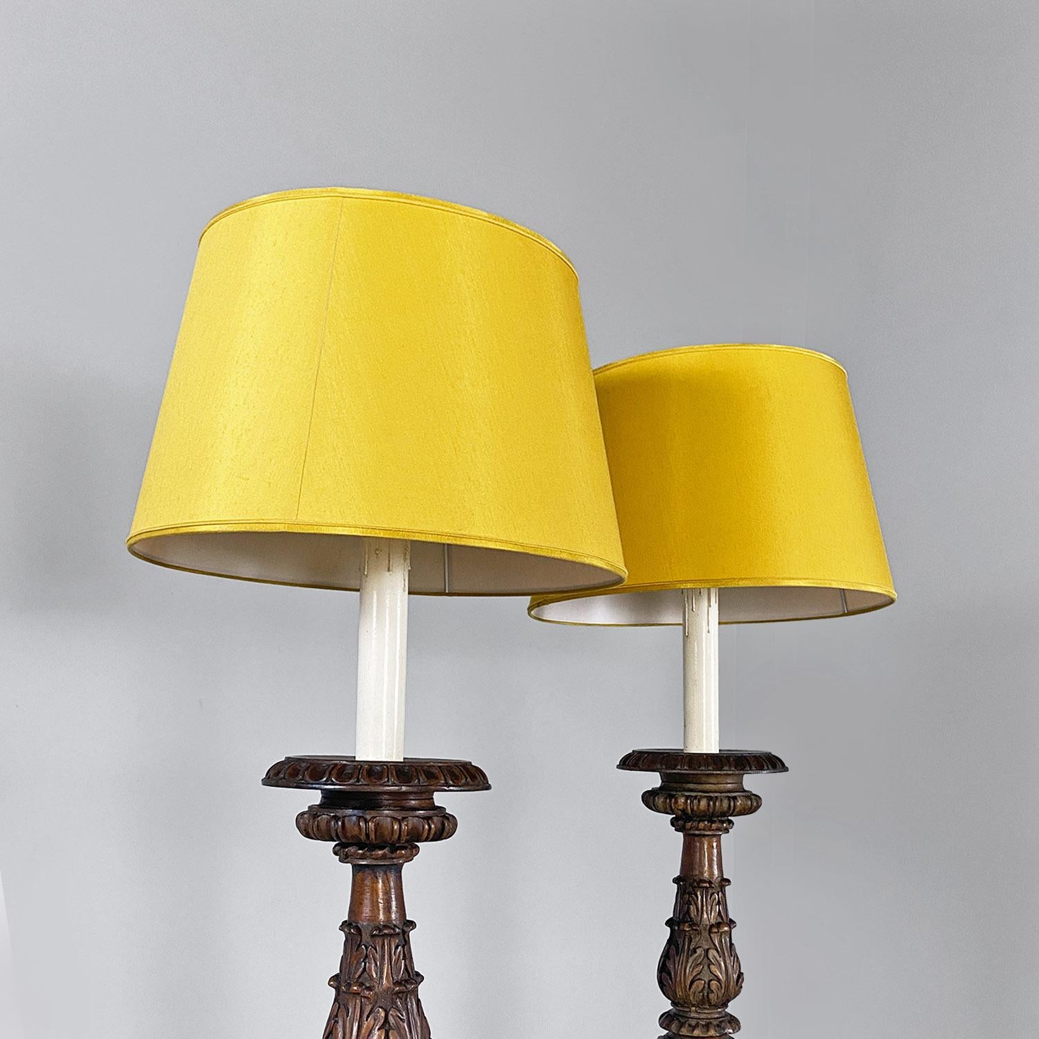 Italienische antike geschnitzte Stehlampen oder Fackelhalter aus Holz und gelbem Stoff, 1500 im Zustand „Gut“ im Angebot in MIlano, IT