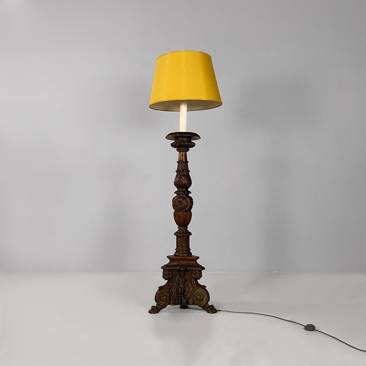 Italienische antike geschnitzte Stehlampen oder Fackelhalter aus Holz und gelbem Stoff, 1500 (18. Jahrhundert und früher) im Angebot