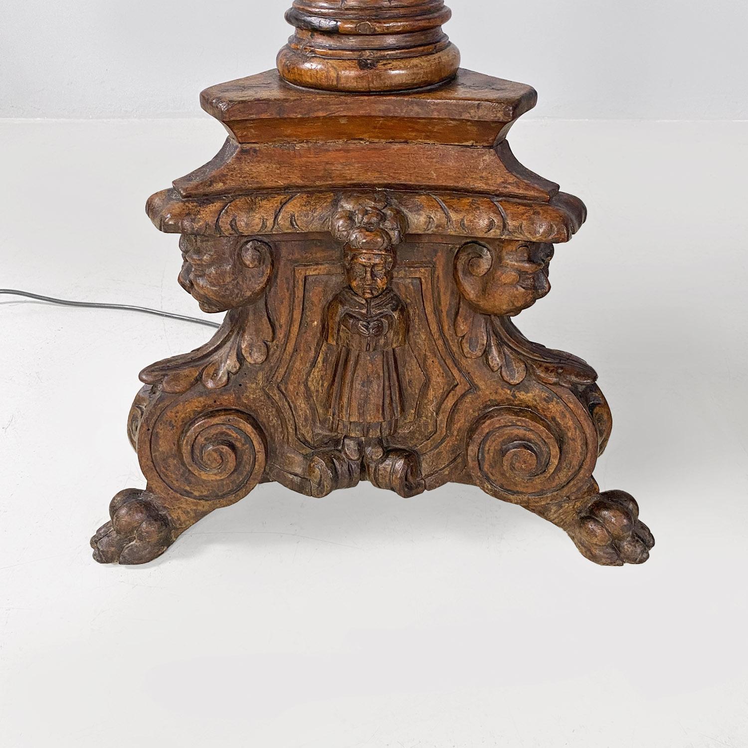 Italienische antike geschnitzte Stehlampen oder Fackelhalter aus Holz und gelbem Stoff, 1500 im Angebot 1